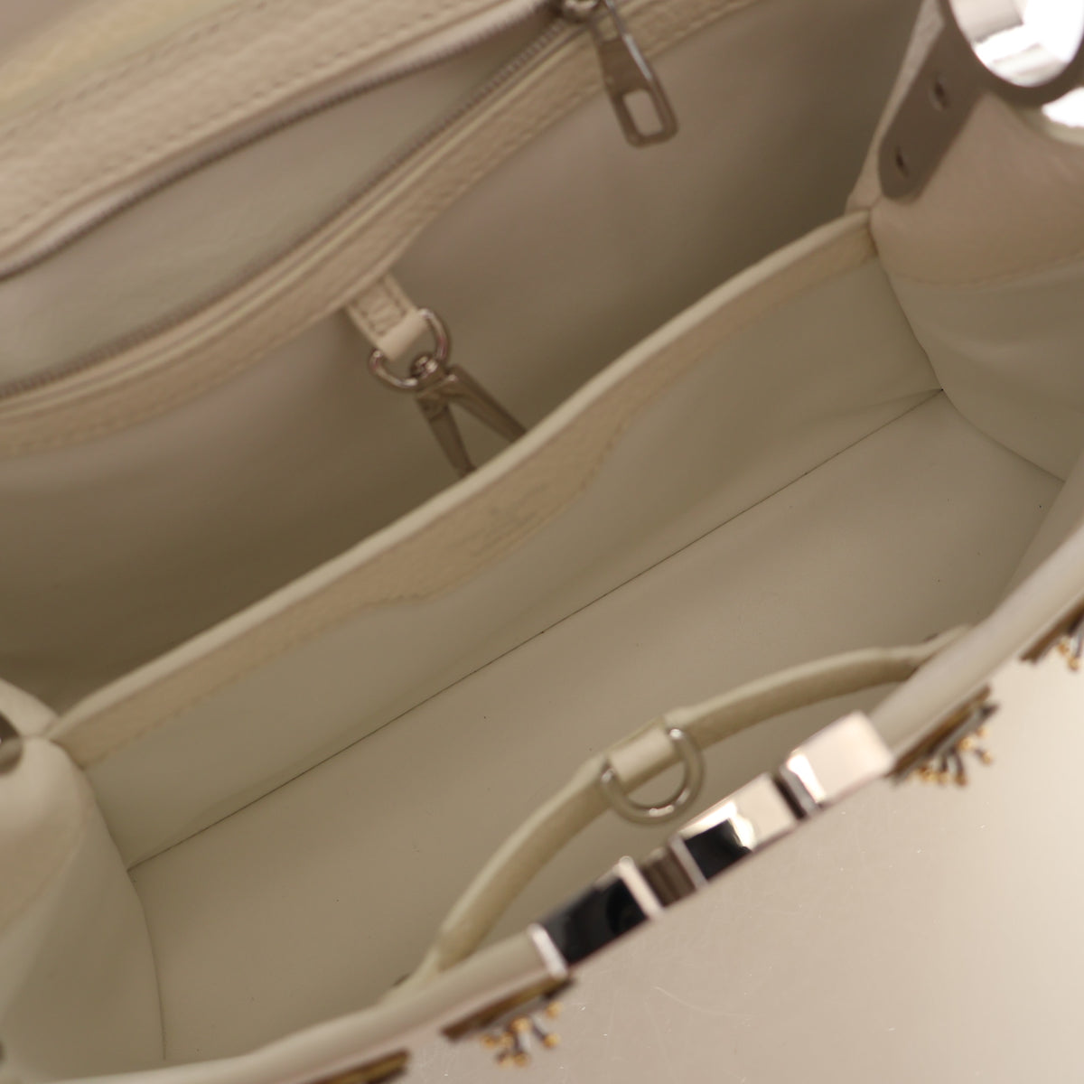 Pre-Owned Louis Vuitton MM Taurillon Capucines, open interior with lining