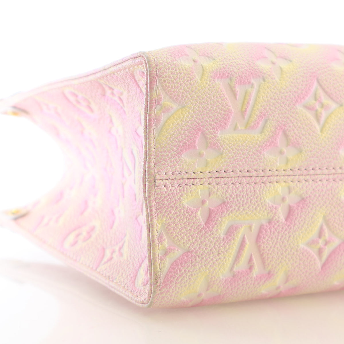Pre-Owned Louis Vuitton Onthego PM Stardust Monogram, corner and edge detail