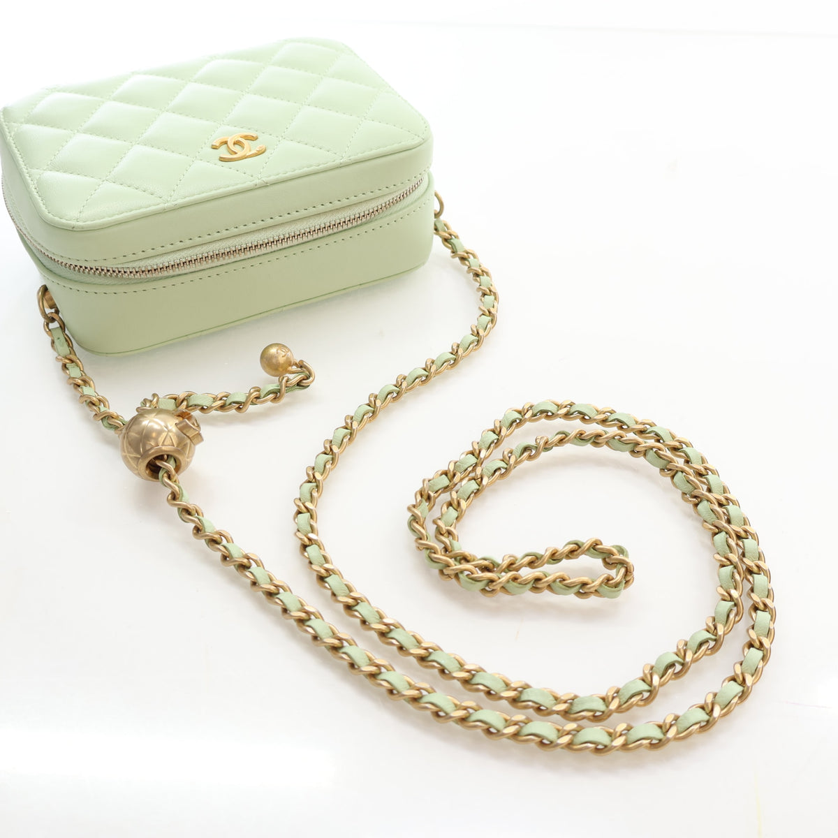 Pre-Owned Chanel Case Mini Lambskin Pearl Crush Camera Bag, strap and chain detail