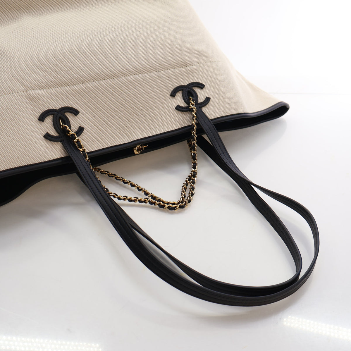 Pre-Owned Chanel Tote Large Canvas, strap and chain detail