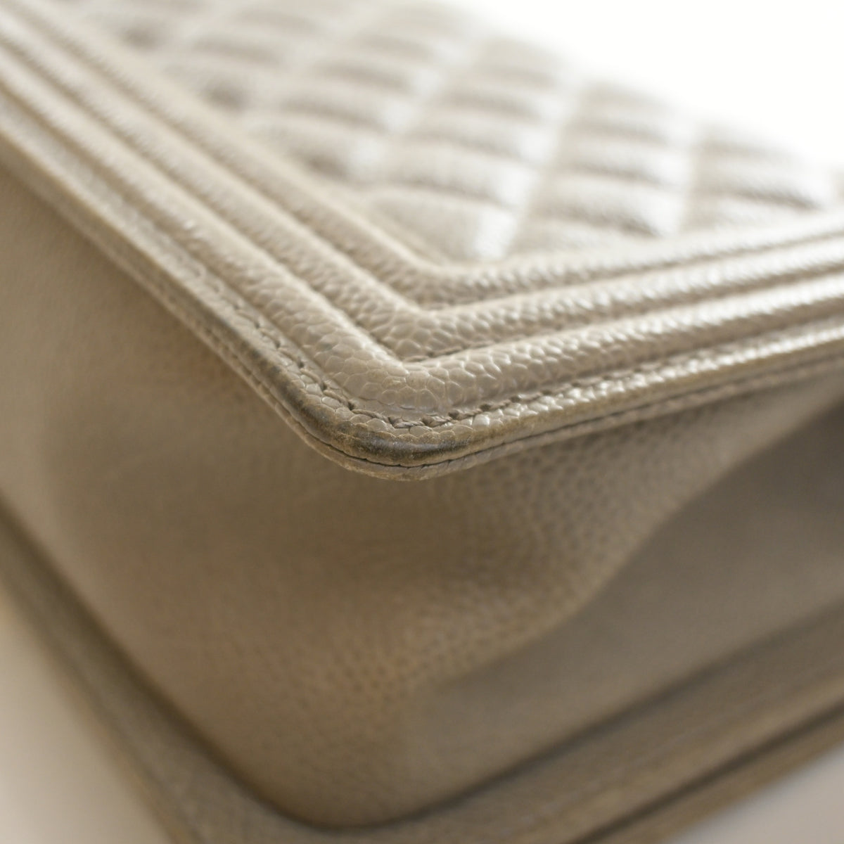 Pre-Owned Chanel Boy Bag Medium Caviar Leather, corner and edge detail, photo 20 of 22