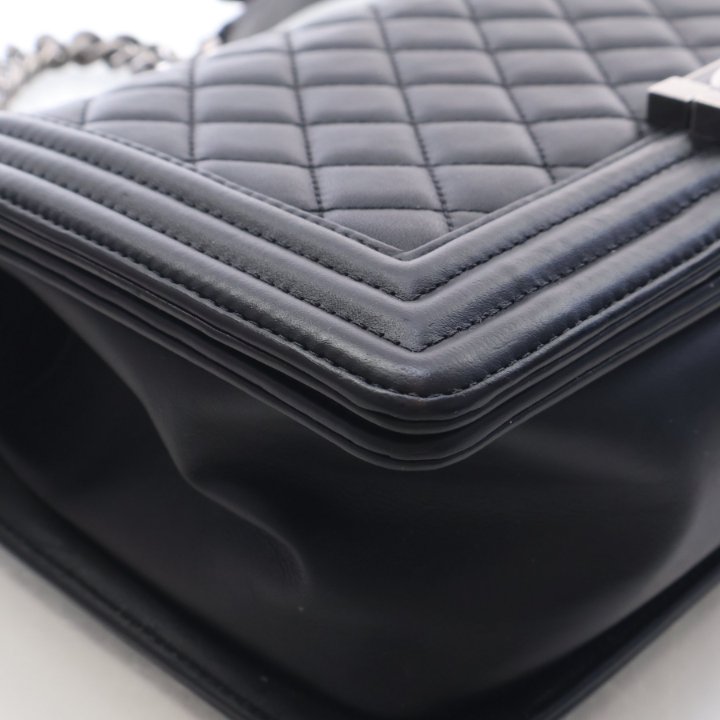 Pre-Owned Chanel Boy Bag Medium Calfskin, corner and edge detail