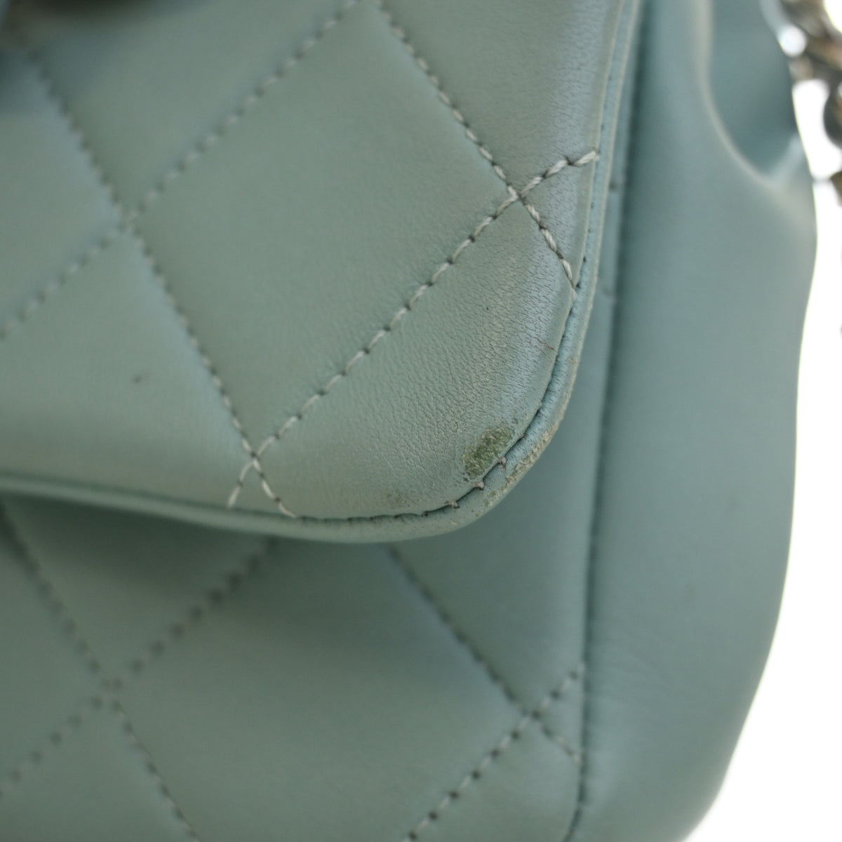 Pre-Owned Chanel Flap Bag Lambskin Elegant Chain, corner and edge detail, photo 14 of 18