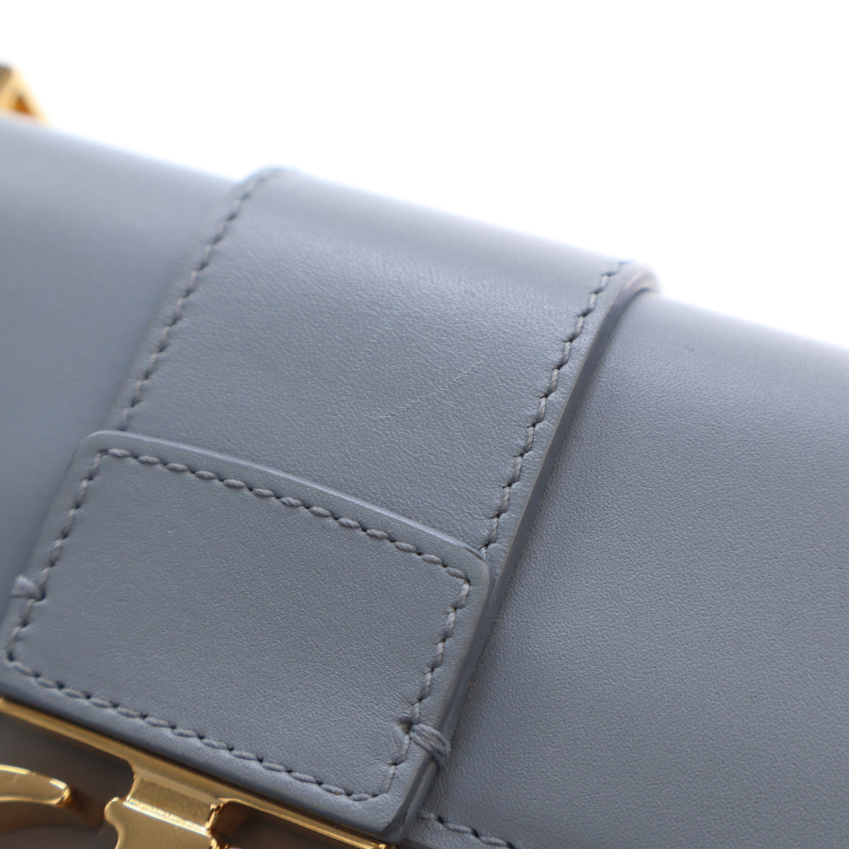 Pre-Owned Christian Dior Micro Calfskin 30 Montaigne, corner and edge detail