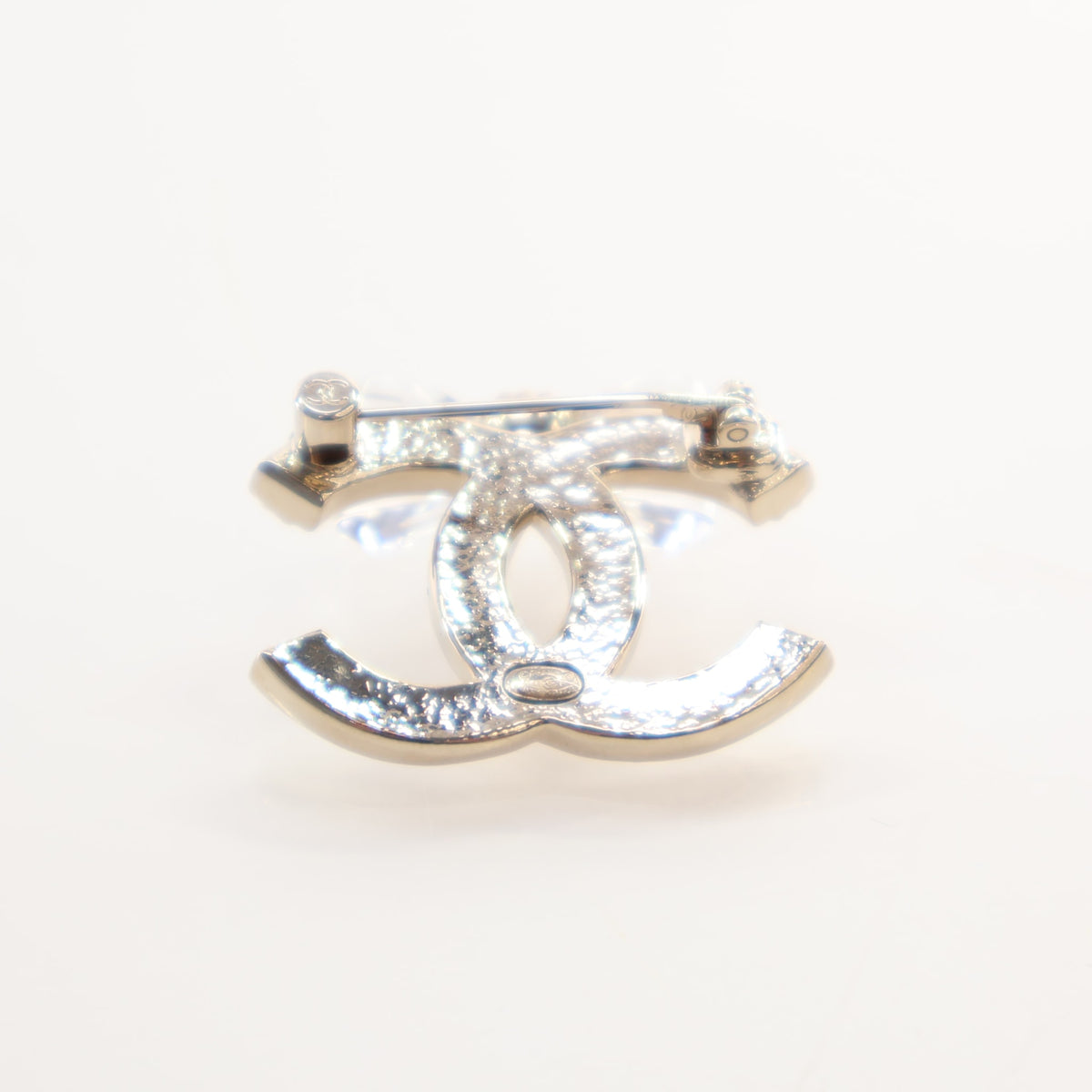 Pre-Owned Chanel Brooch Resin CC, silver embossed logo detail, photo 6 of 7
