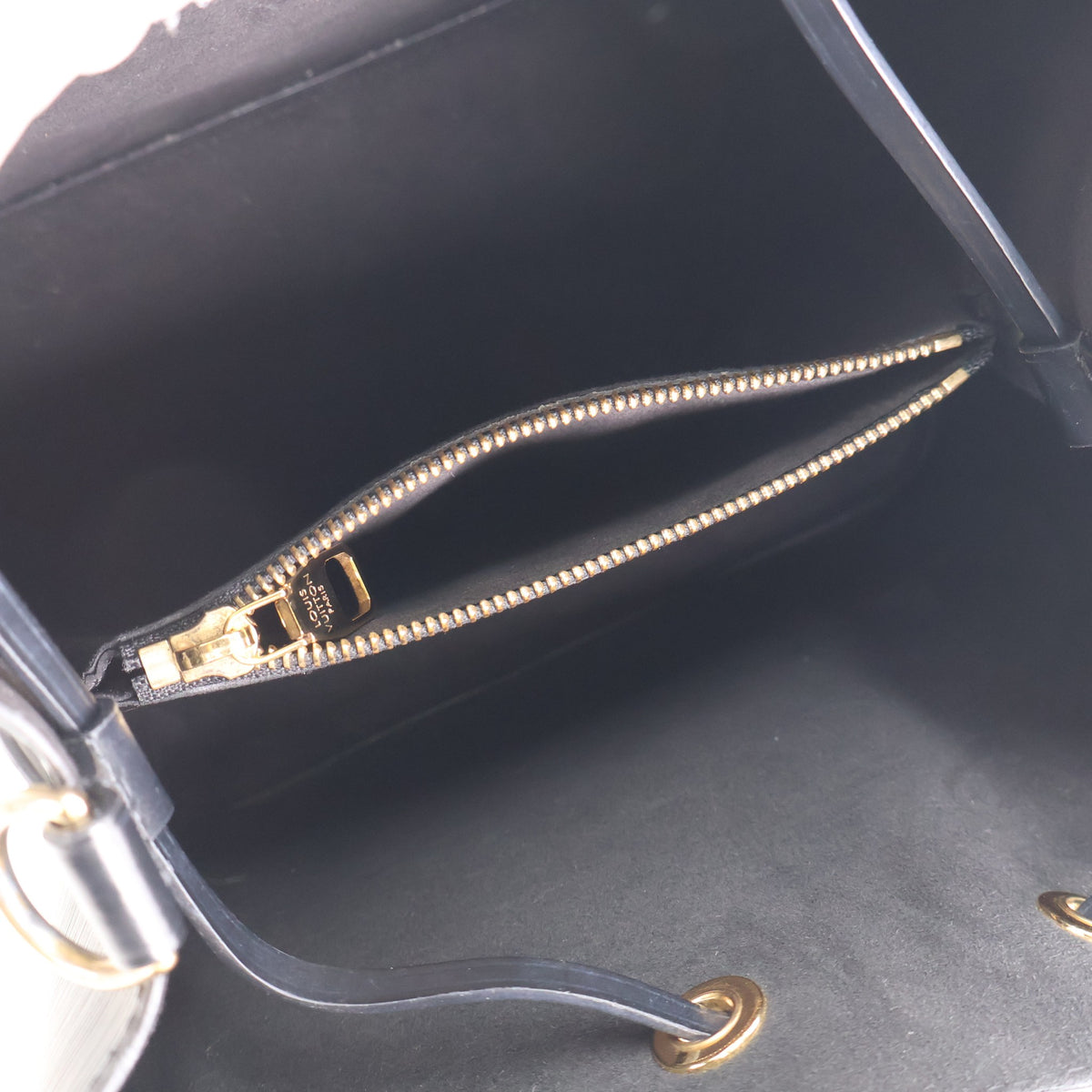 Pre-Owned Louis Vuitton MM Epi Néo Noé Love Lock, open interior with lining