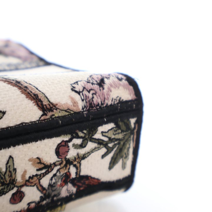 Pre-Owned Christian Dior Medium Embroidered Lady D-joy, corner and edge detail, photo 16 of 17