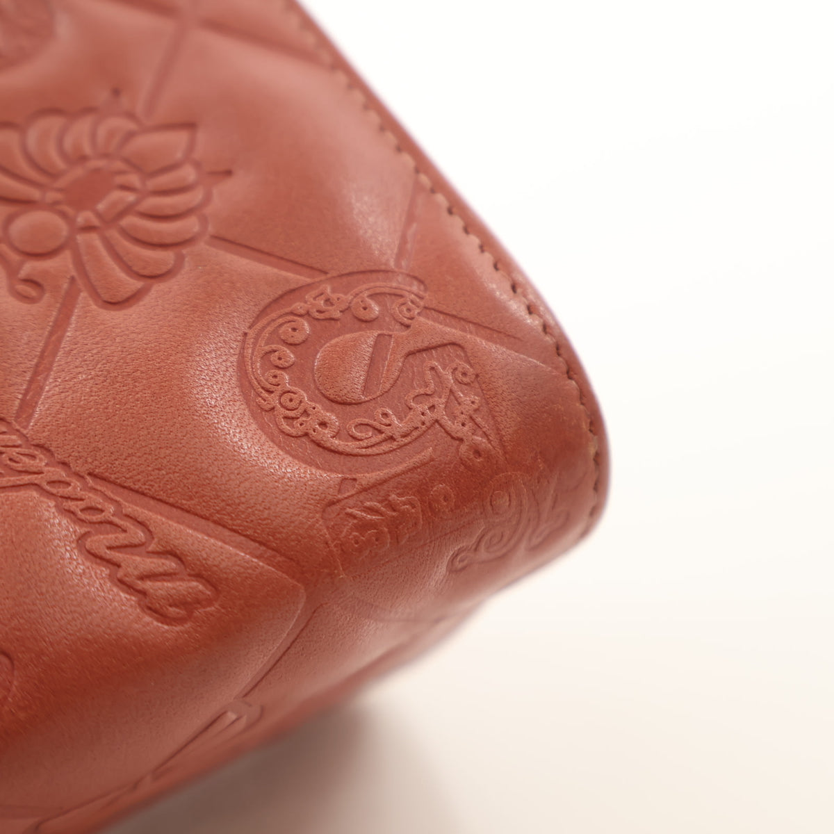 Pre-Owned Chanel Pochette Embossed Lambskin Lucky Symbols, corner detail