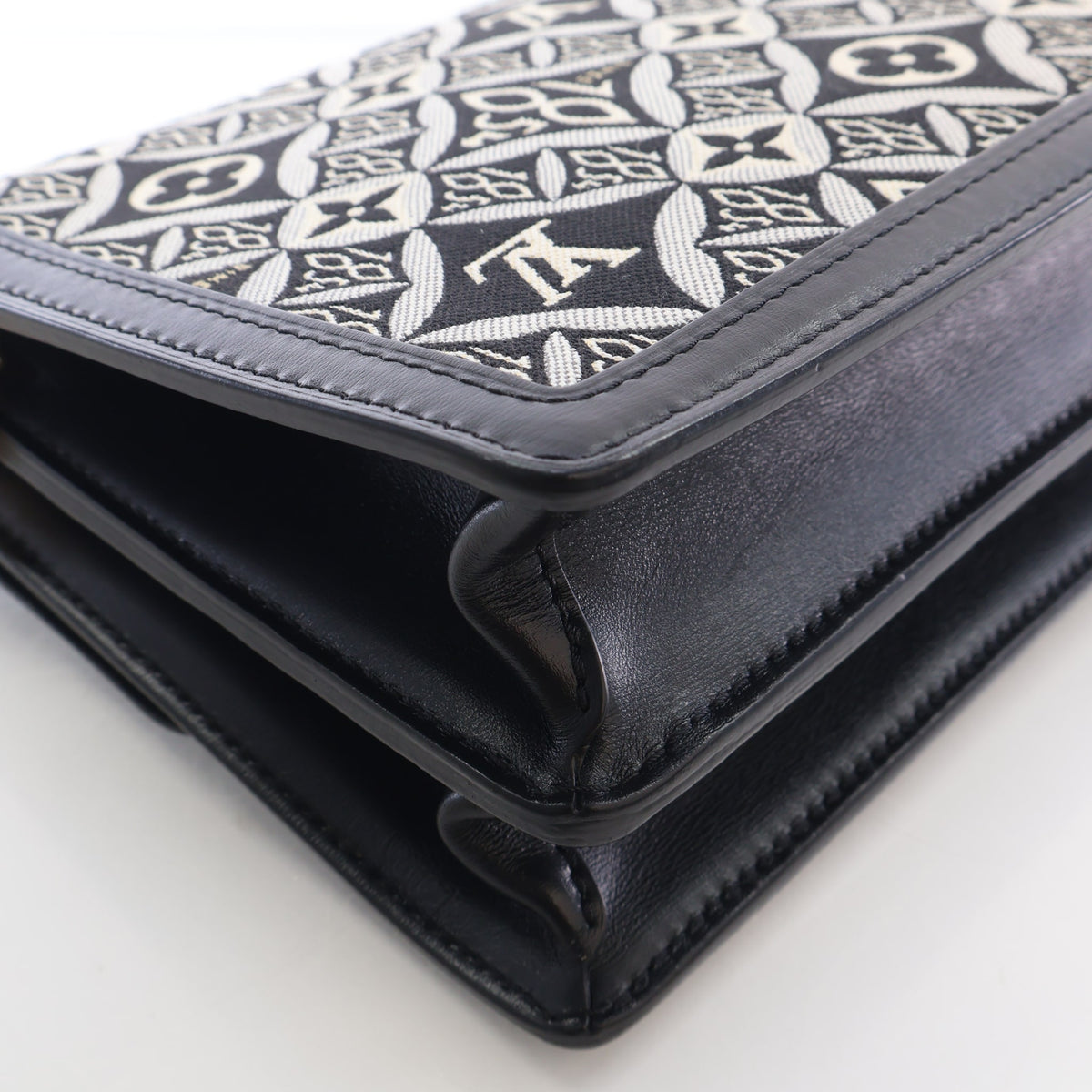 Pre-Owned Louis Vuitton Dauphine MM Monogram Jacquard, corner and edge detail