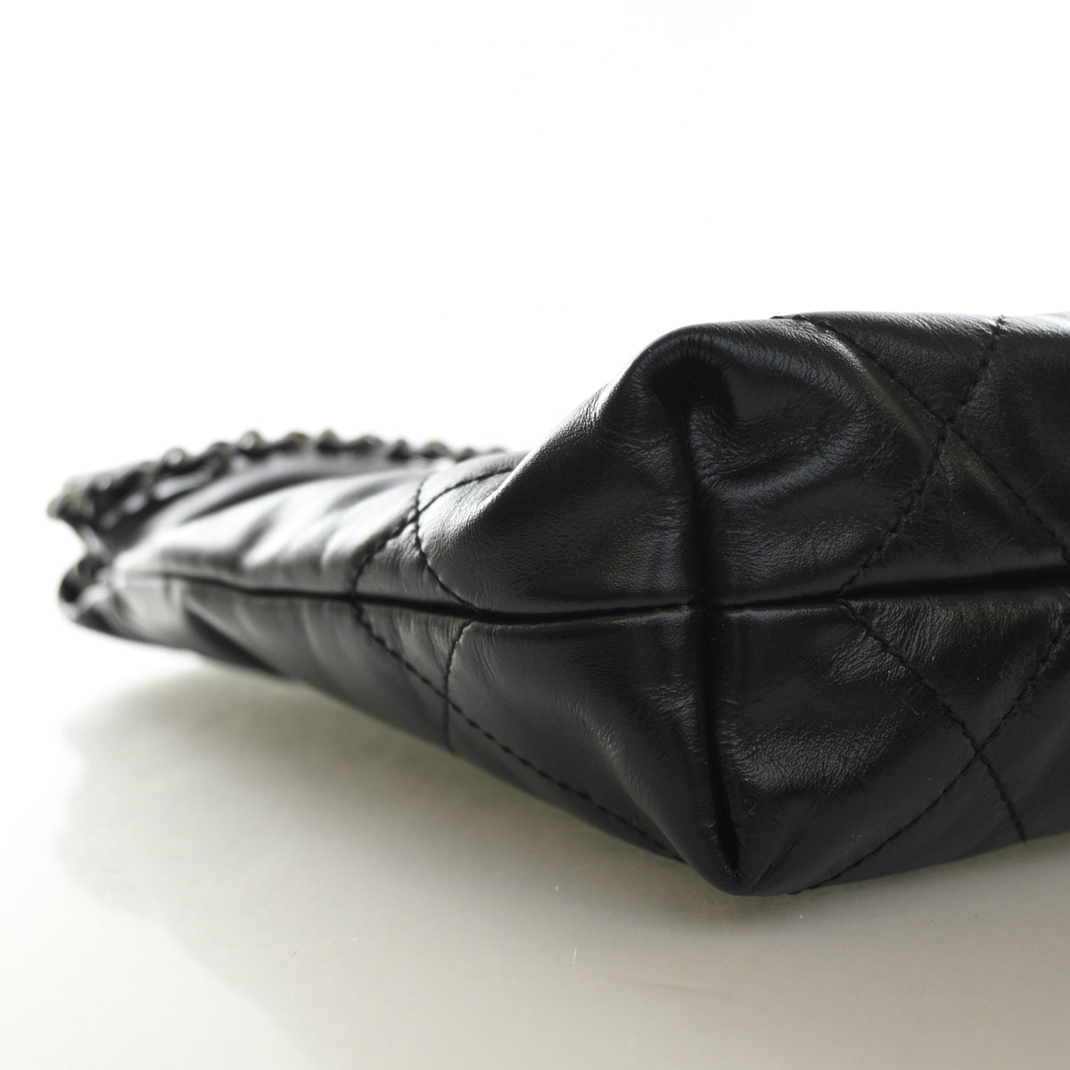 Pre-Owned Chanel Mini Shiny Calfskin 22, corner and edge detail