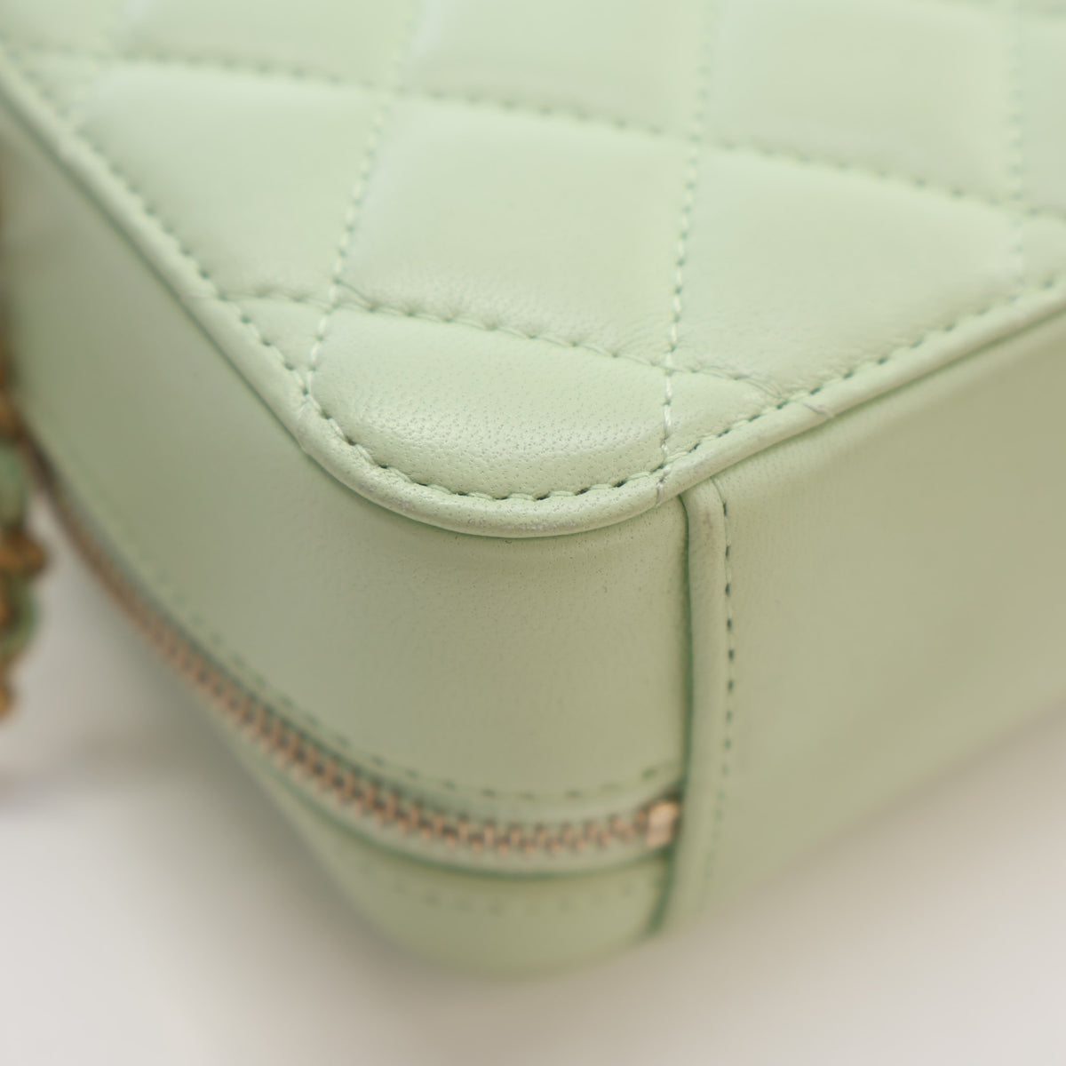 Pre-Owned Chanel Case Mini Lambskin Pearl Crush Camera Bag, corner and edge detail, photo 13 of 15