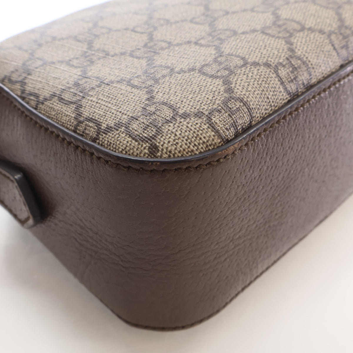 Pre-Owned Gucci Camera Bag GG Supreme Tiger, corner and edge detail, photo 15 of 21