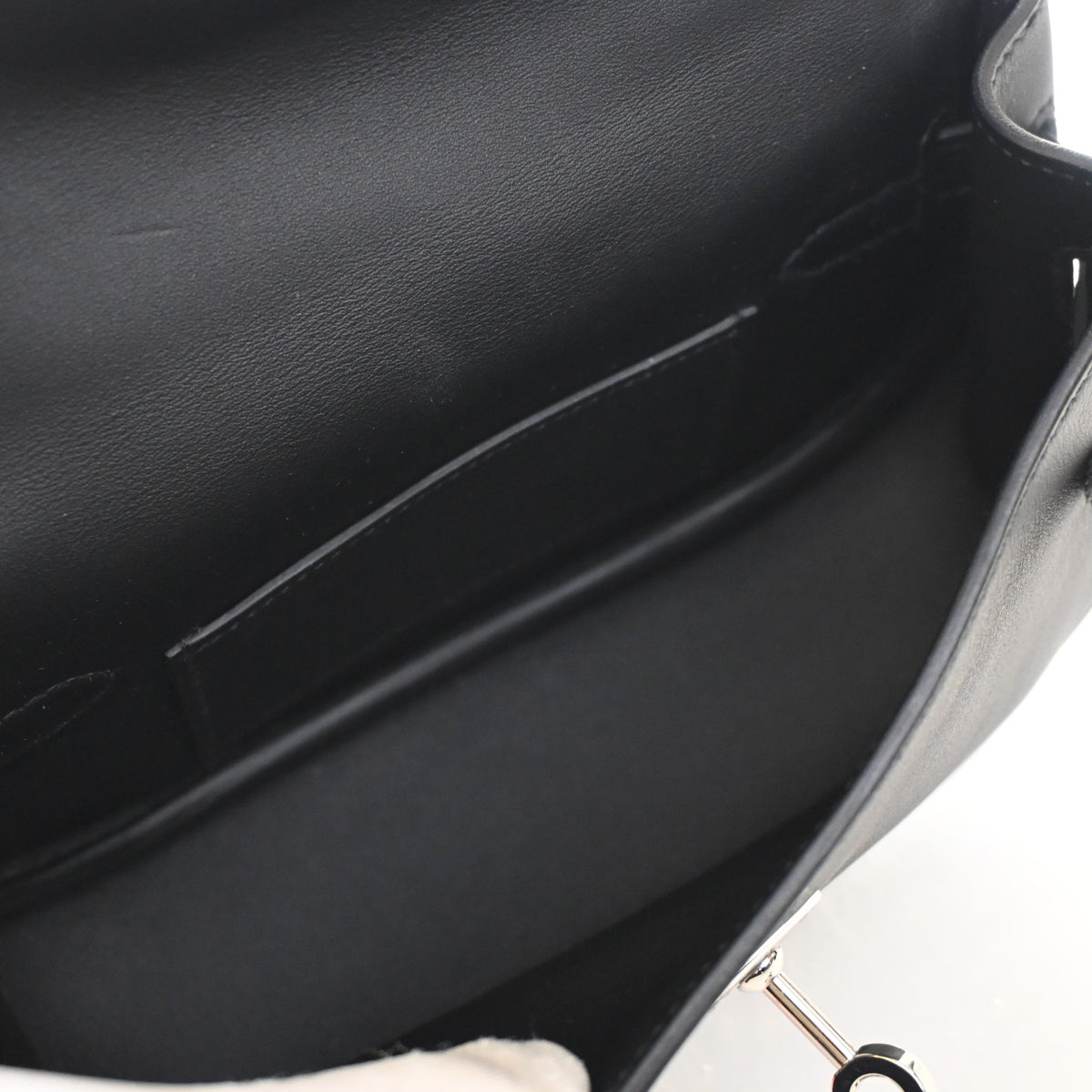 Pre-Owned Hermès Kelly Noir Swift Leather Moove, open interior