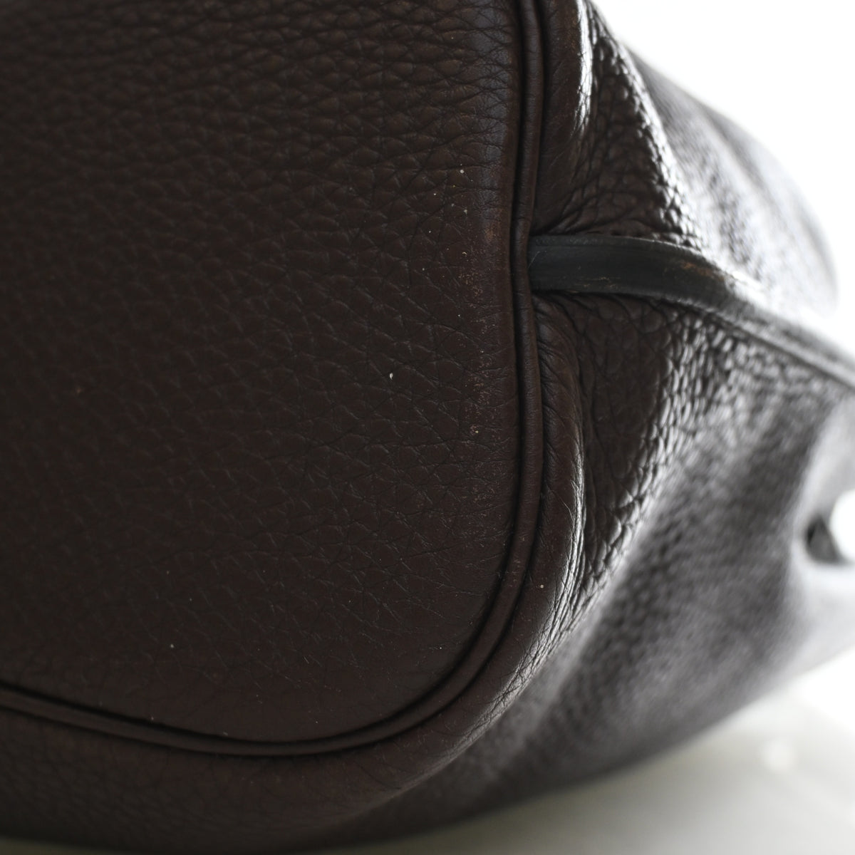 Pre-Owned Hermès Kelly 26 Chocolat Clemence Leather So, corner and edge detail, photo 18 of 19
