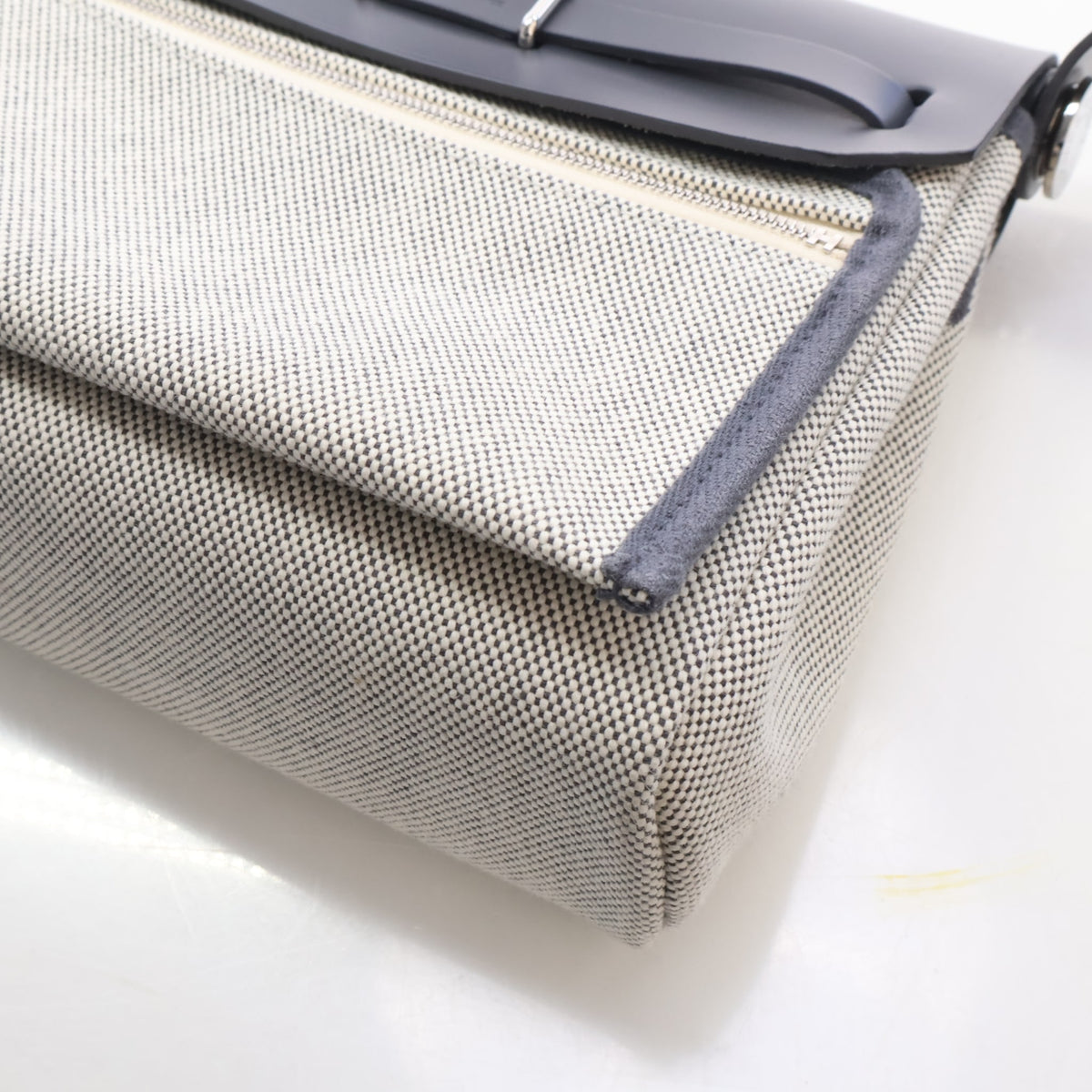 Pre-Owned Hermès Herbag Mini Ardoise Toile Zip 20, corner and edge detail, photo 15 of 19