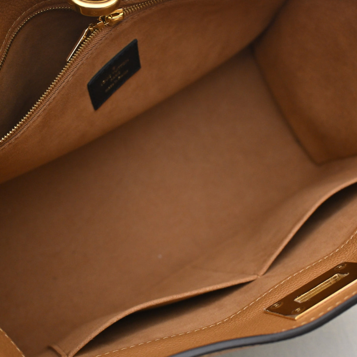 Pre-Owned Louis Vuitton MM Monogram On My Side, open interior with lining