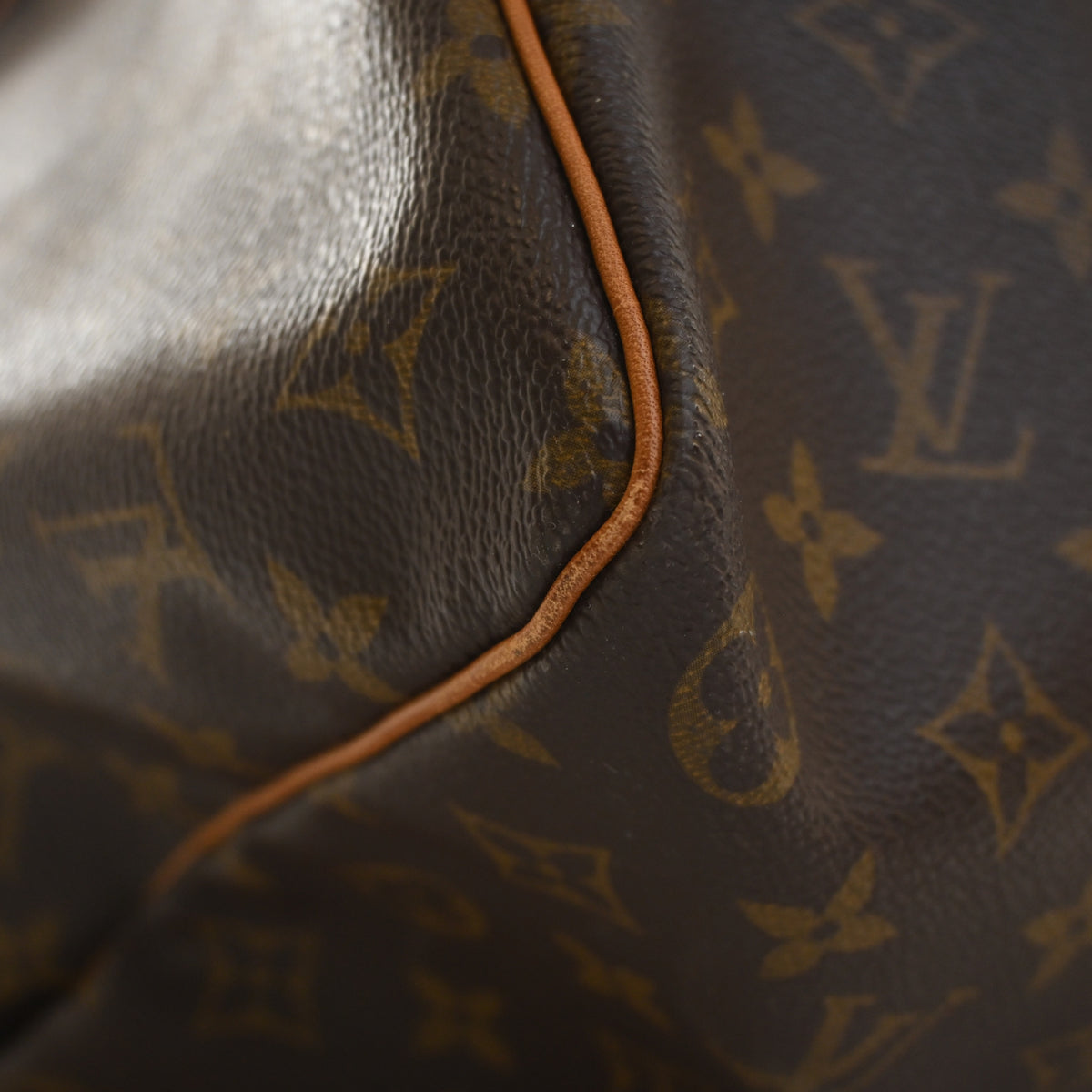 Pre-Owned Louis Vuitton 50 Monogram Keepall, corner and edge detail, photo 18 of 19