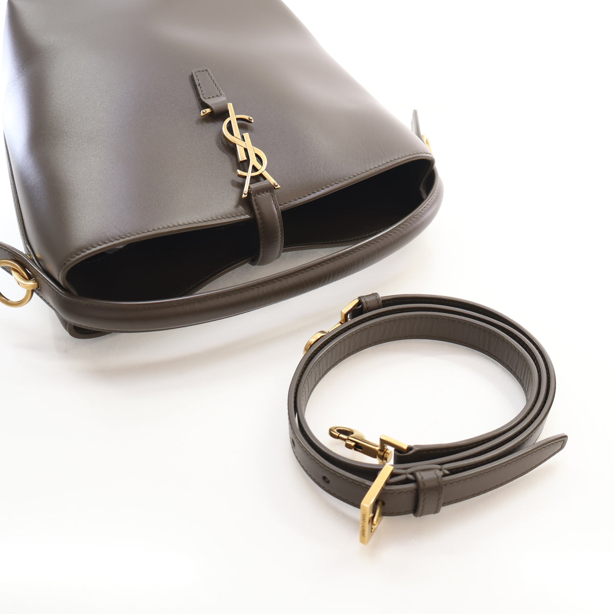 Pre-Owned Saint Laurent Bucket Bag Small Calfskin Le 37, with included accessories
