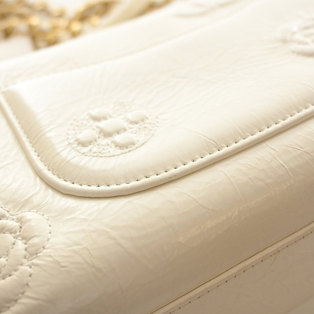 Pre-Owned Chanel Flap Bag Crumpled Calfskin Embossed, corner and edge detail, photo 16 of 18