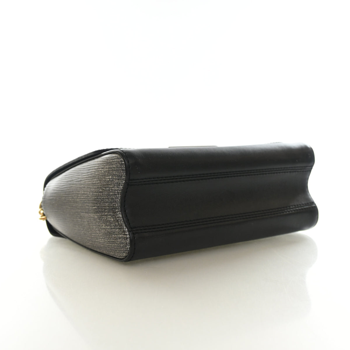 Pre-Owned Louis Vuitton MM Epi LV Twist, base and feet view