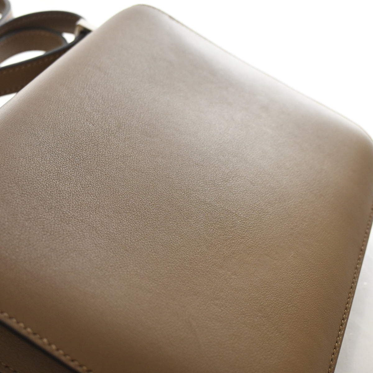 Pre-Owned Hermès Constance 18 Beige De Weimer Evercolor Leather, base and feet view