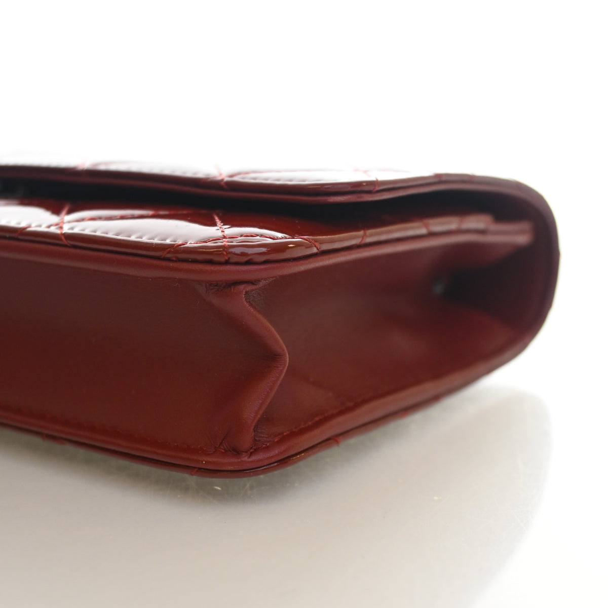 Pre-Owned Chanel Wallet On Chain Patent Leather Classic WOC, corner and edge detail
