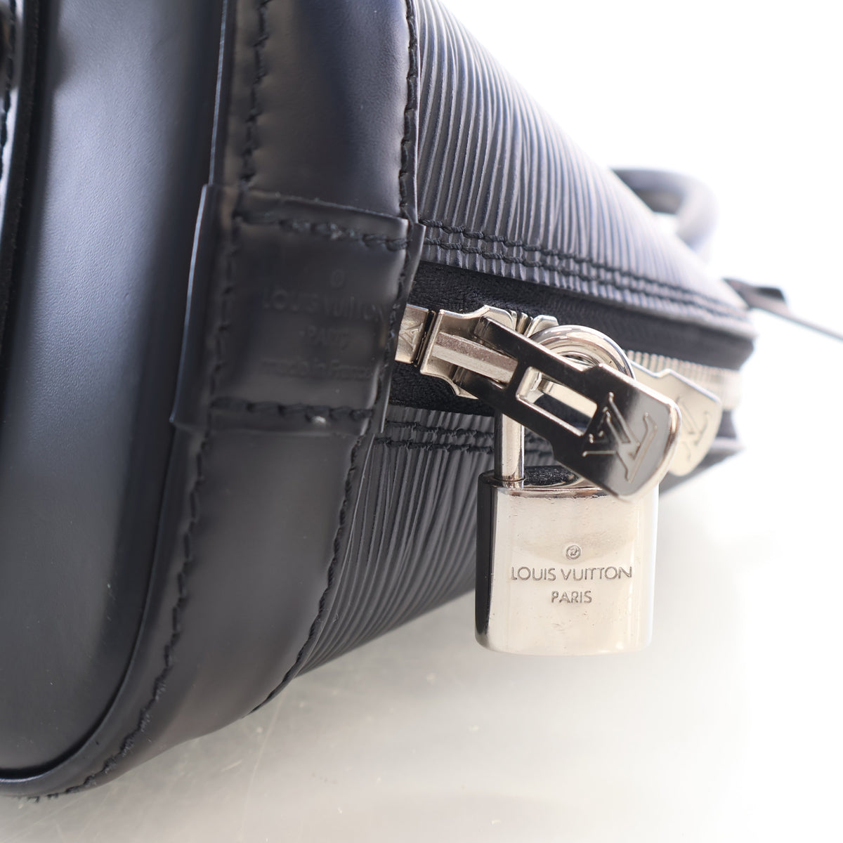 Louis Vuitton Epi Alma BB, photo 5 of 19