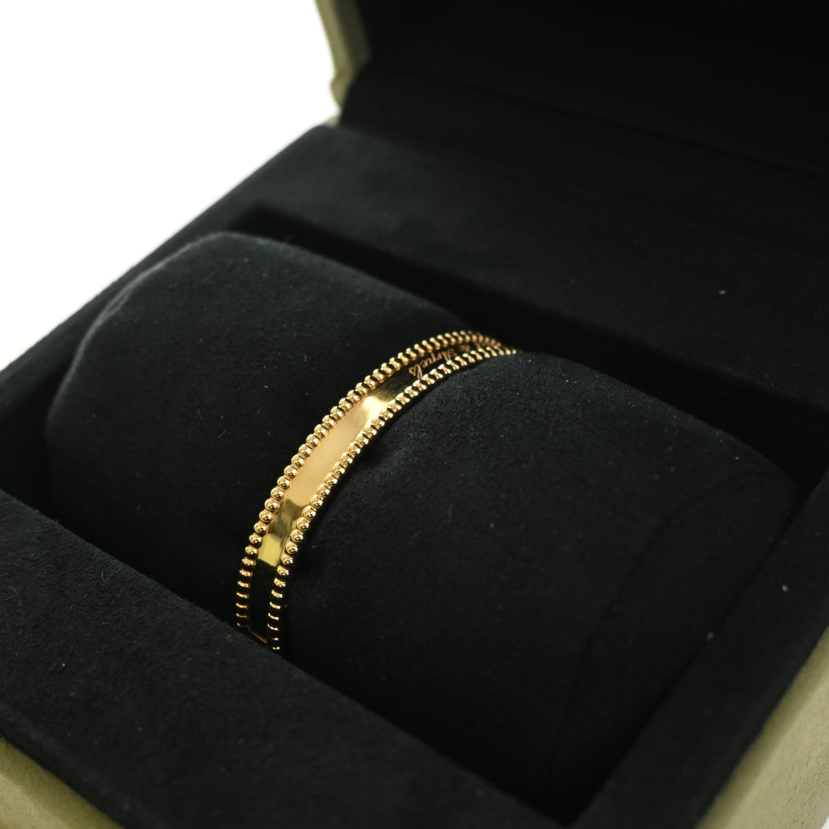 Pre-Owned Van Cleef & Arpels Bracelet Medium Model Perlee Signature, gold hardware