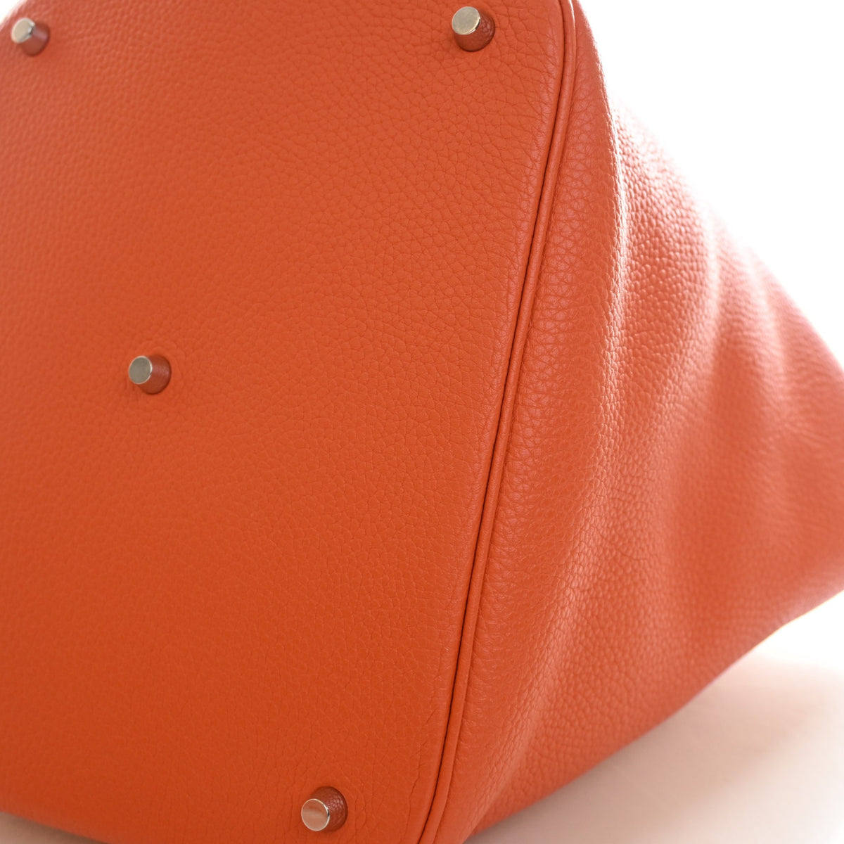 Pre-Owned Hermès Picotin Lock 26 Orange Clemence Leather, base and feet view, photo 13 of 14