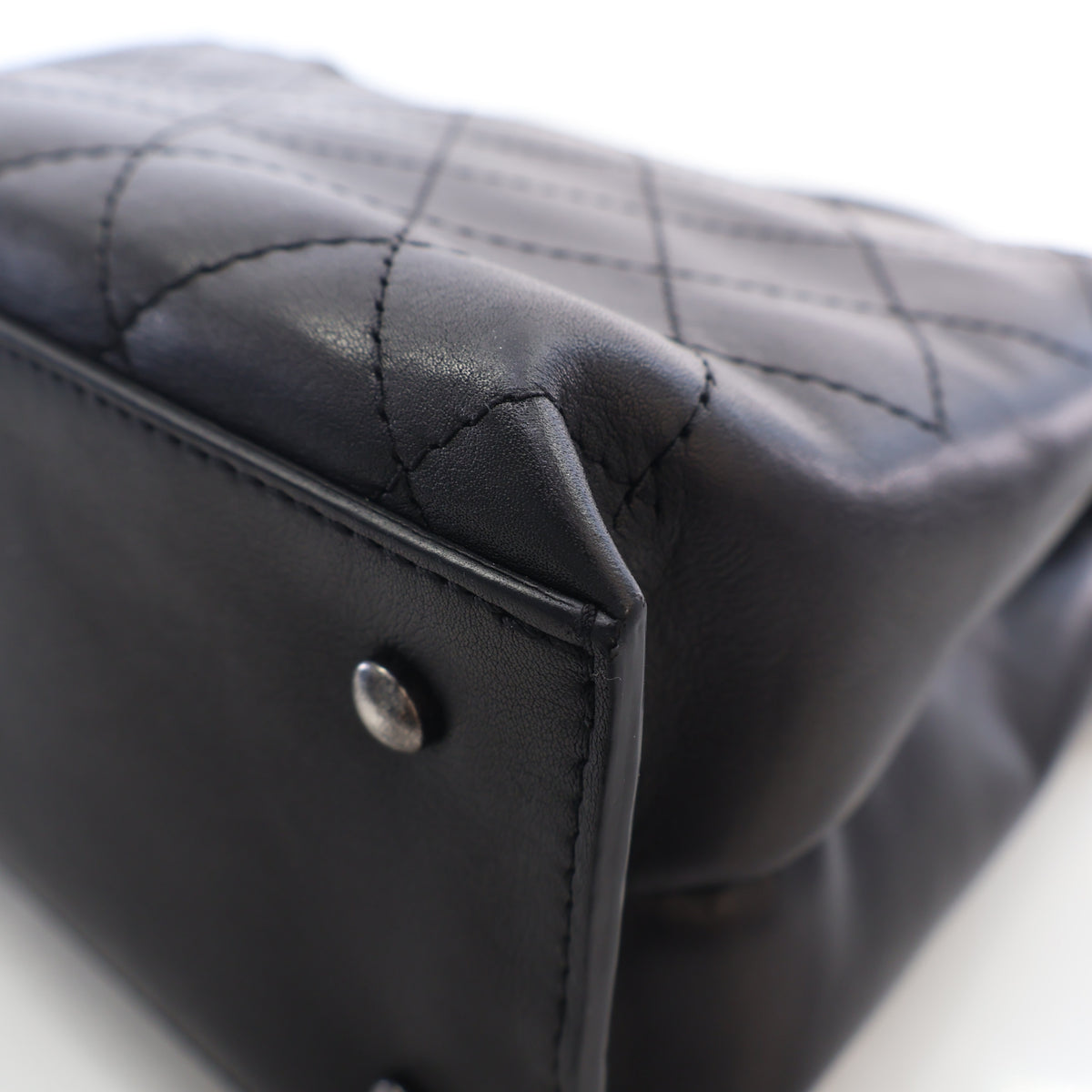 Pre-Owned Chanel Flap Bag Medium Calfskin Urban Luxury, corner and edge detail, photo 14 of 18