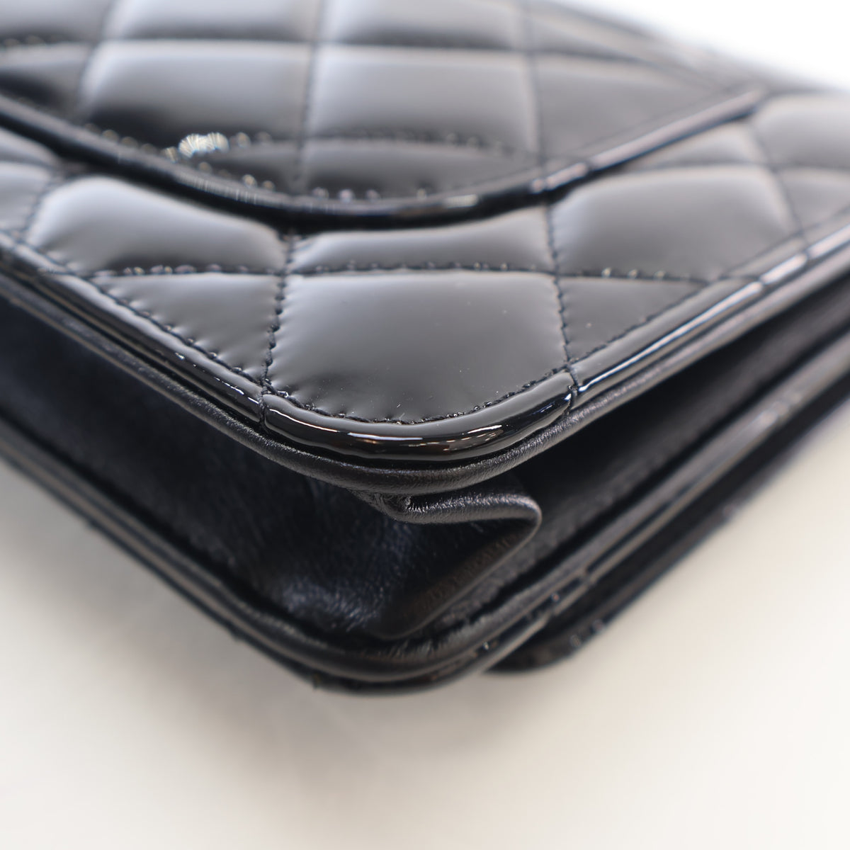 Pre-Owned Chanel Wallet On Chain Patent Leather Reissue 2.55 WOC, corner and edge detail, photo 13 of 17