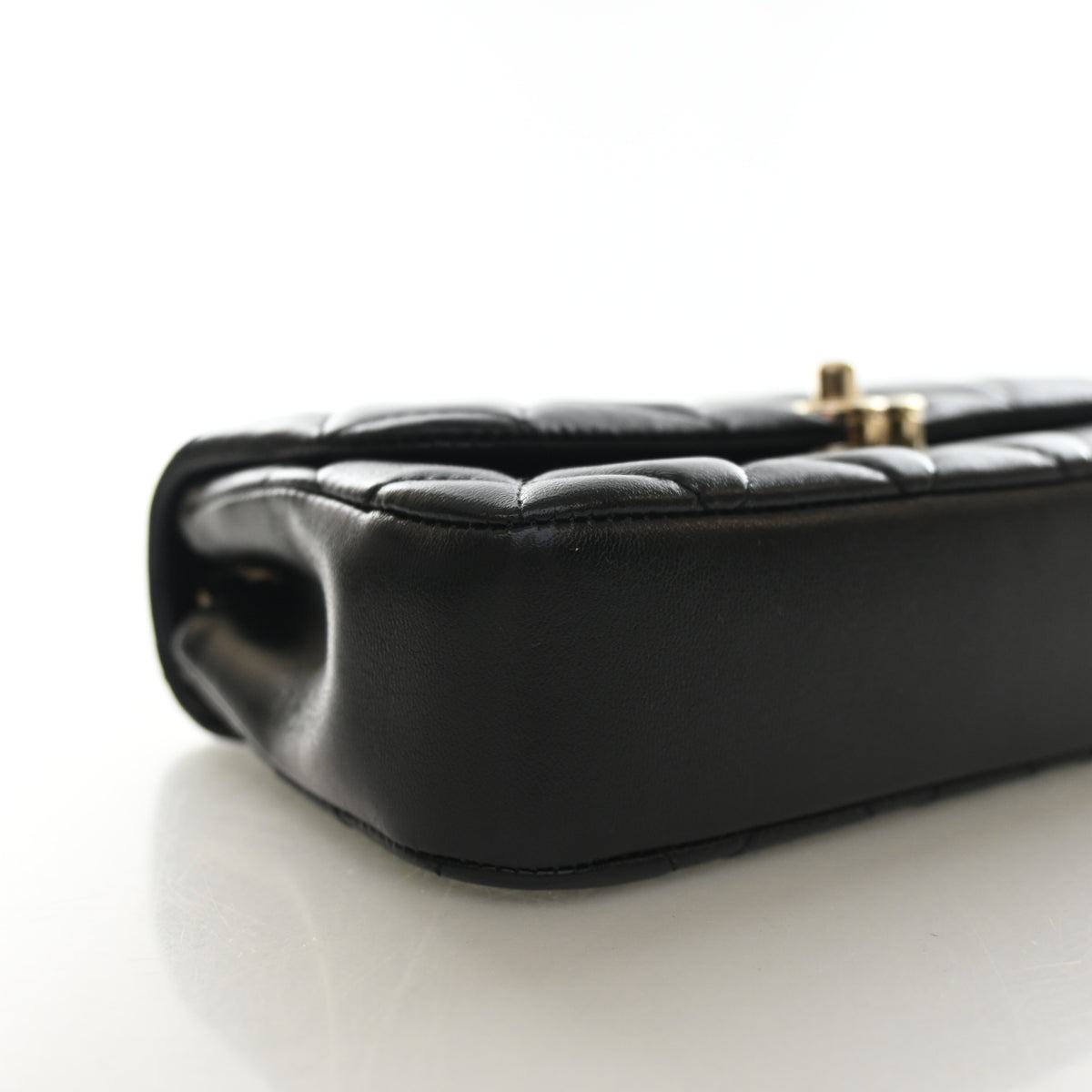 Pre-Owned Chanel Flap Bag Mini Lambskin Chain, side view