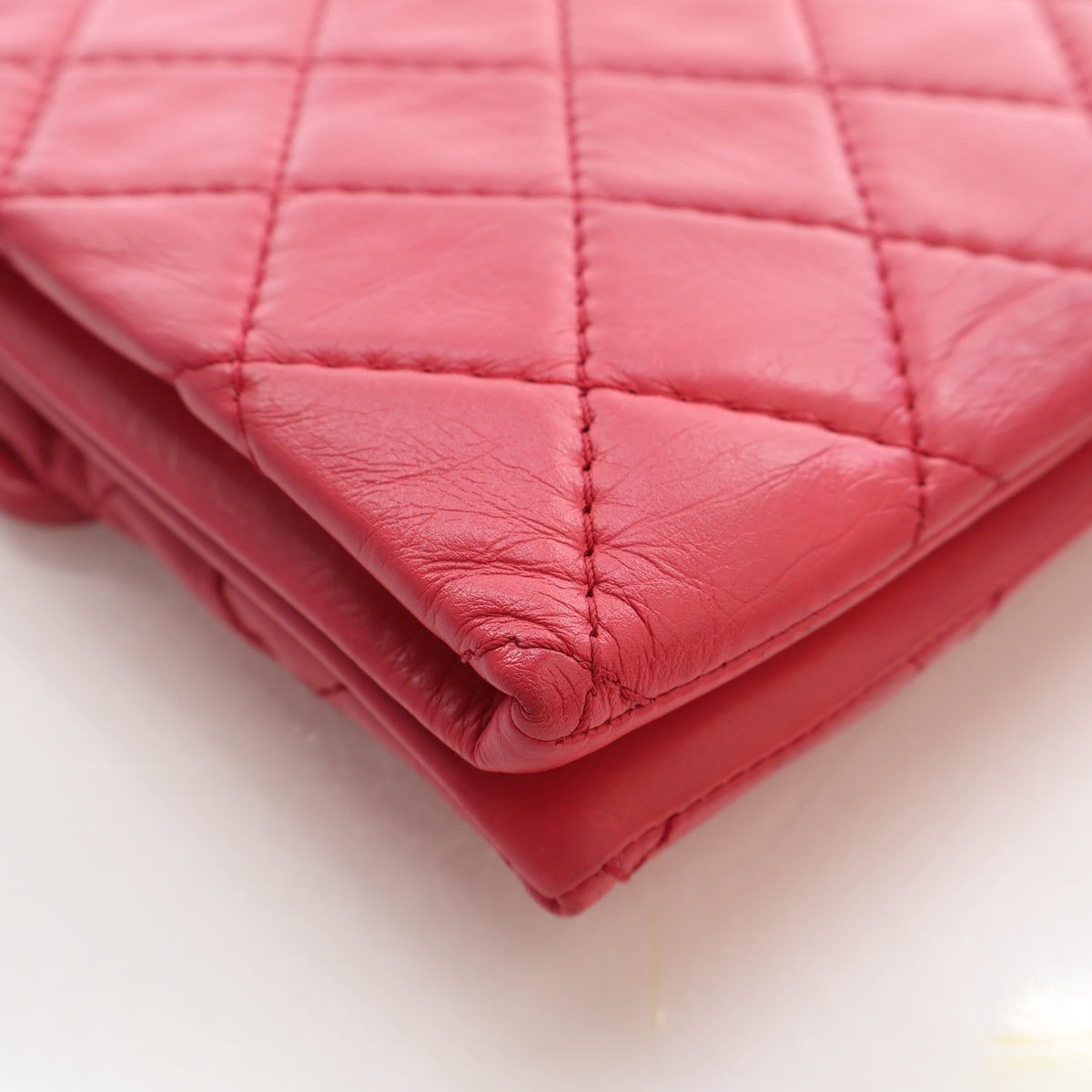 Pre-Owned Chanel Flap Bag Medium Calfskin Hampton CC, corner and edge detail, photo 15 of 20