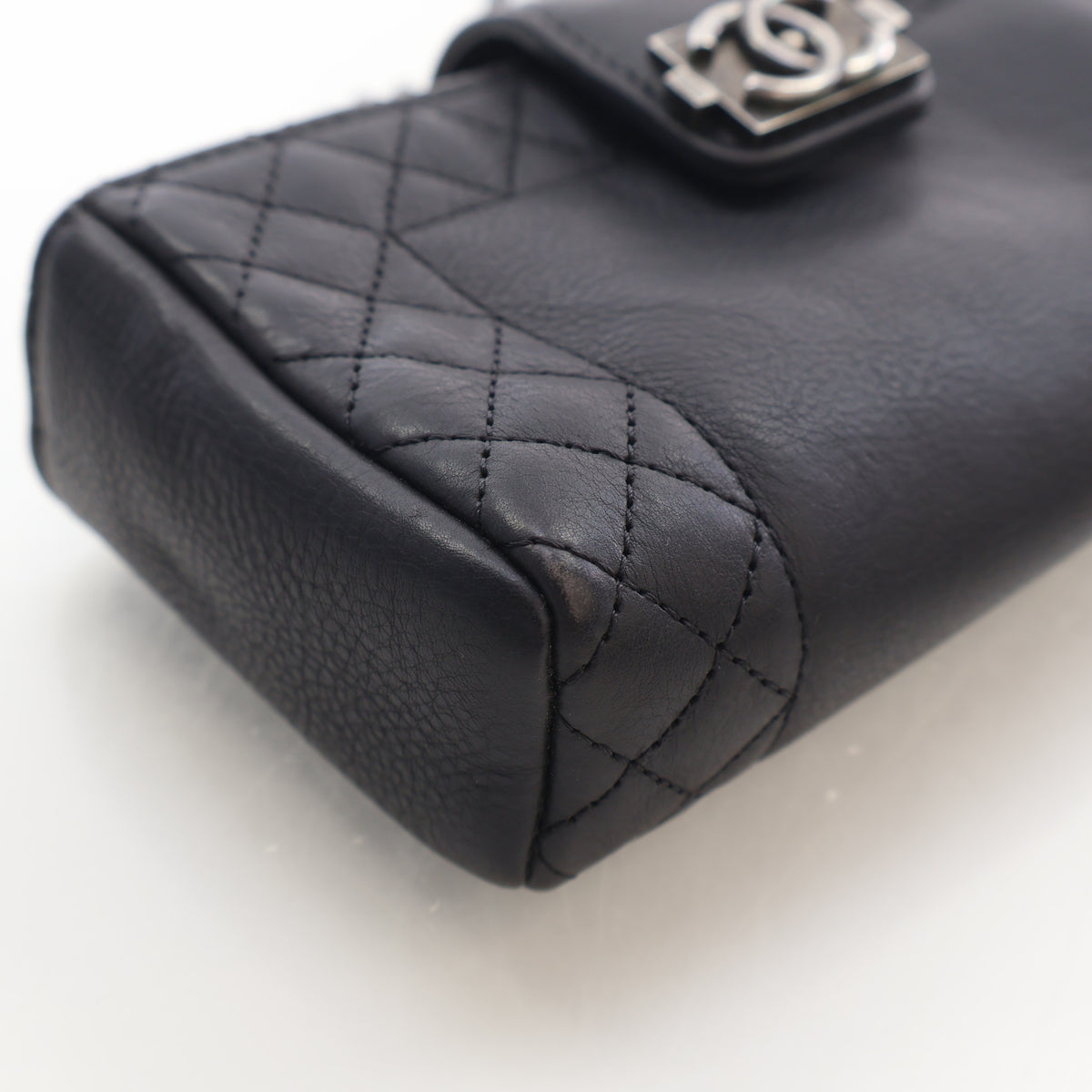 Pre-Owned Chanel Pochette Mini Calfskin Boy Reverso, corner and edge detail