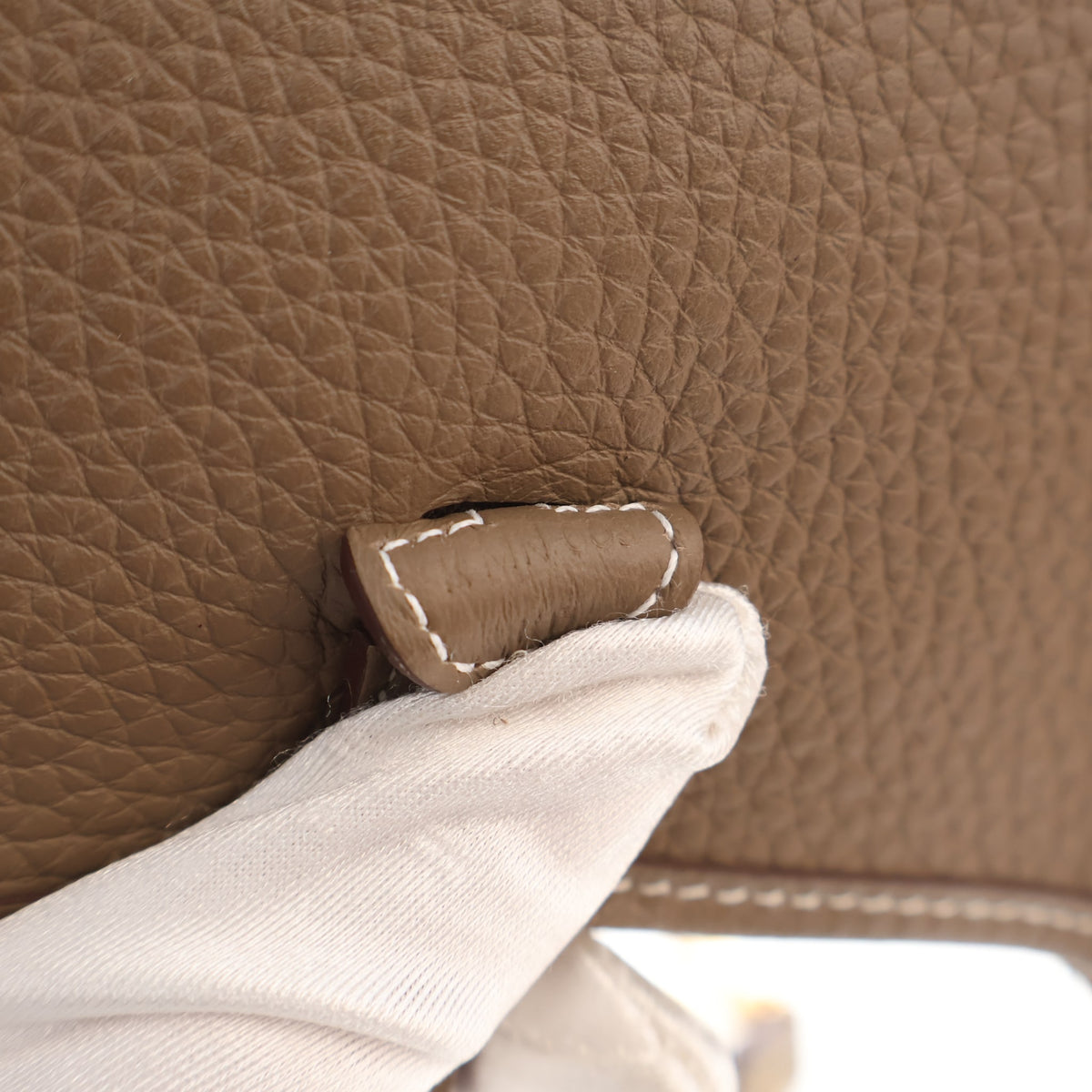 Pre-Owned Hermès Evelyne TPM Etoupe Clemence Leather 16, corner and edge detail, photo 15 of 16