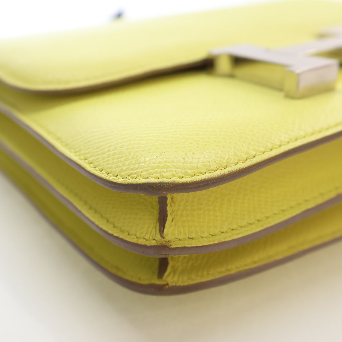 Pre-Owned Hermès Constance 18 Lime Epsom Leather, corner and edge detail
