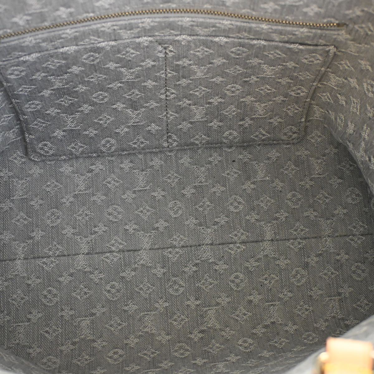Pre-Owned Louis Vuitton Onthego MM Monogram Denim, open interior with lining