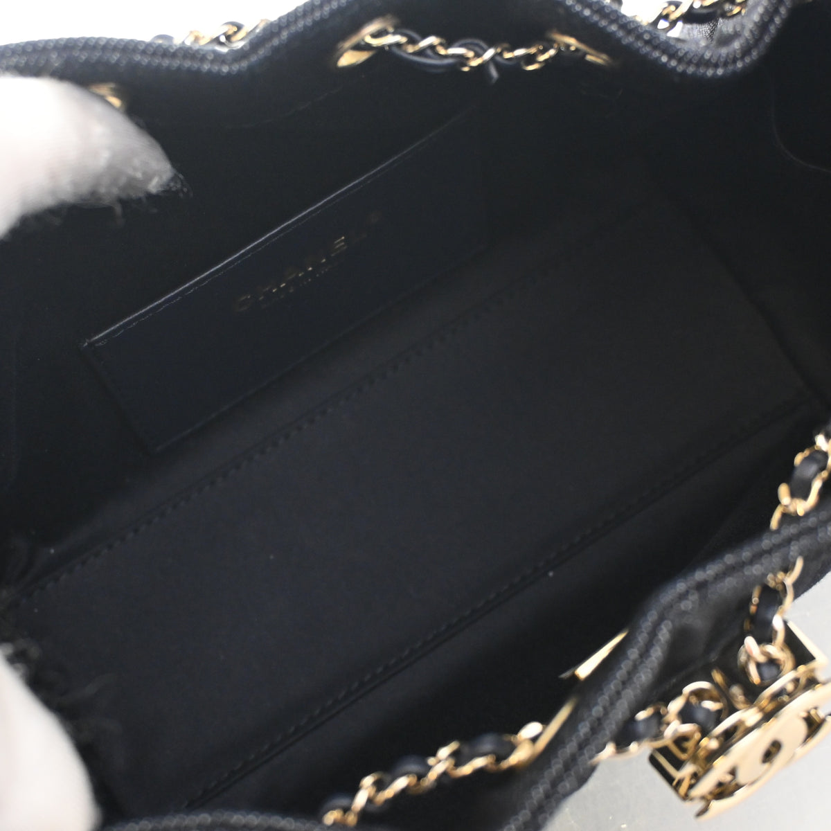 Pre-Owned Chanel Hobo Mini Denim 25, open interior with lining