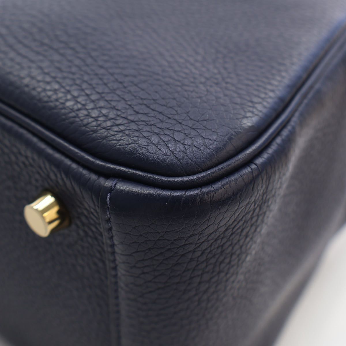 Pre-Owned Hermès Lindy 30 Bleu Nuit Clemence Leather, base and feet view, photo 9 of 17