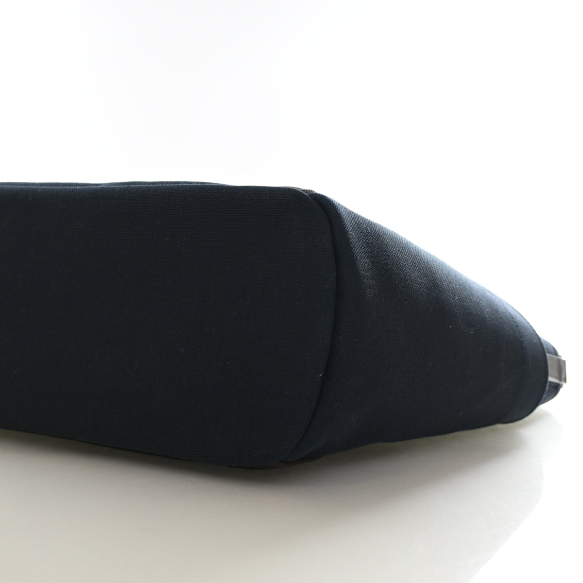 Pre-Owned Hermès Sac De Pansage Grooming Bag, base and feet view, photo 8 of 13