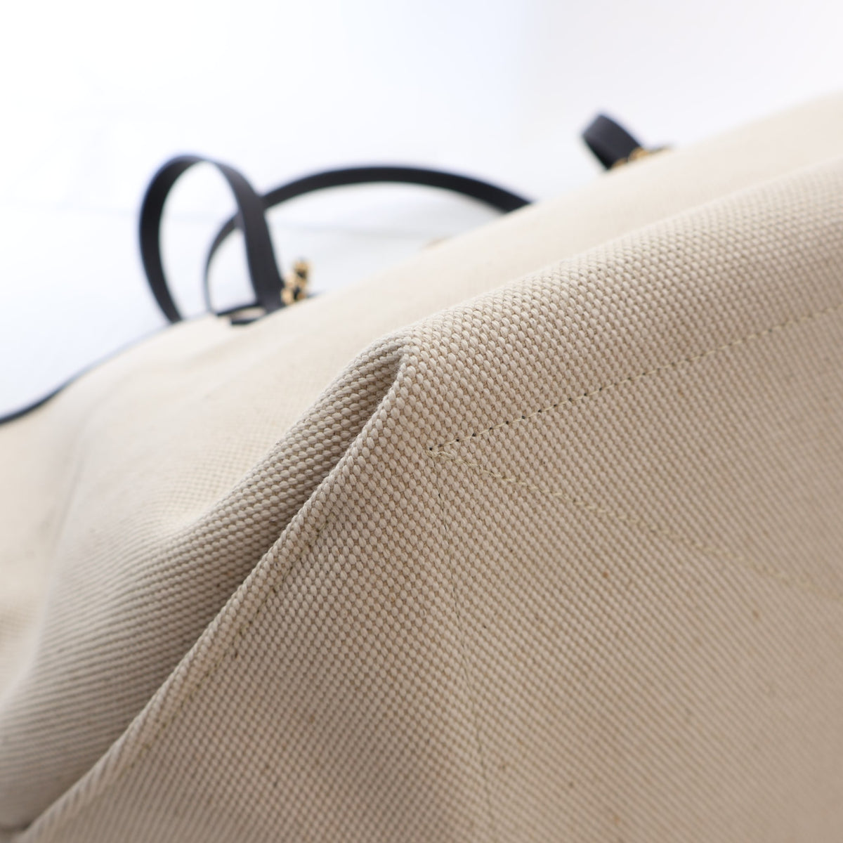 Pre-Owned Chanel Tote Large Canvas, corner and edge detail