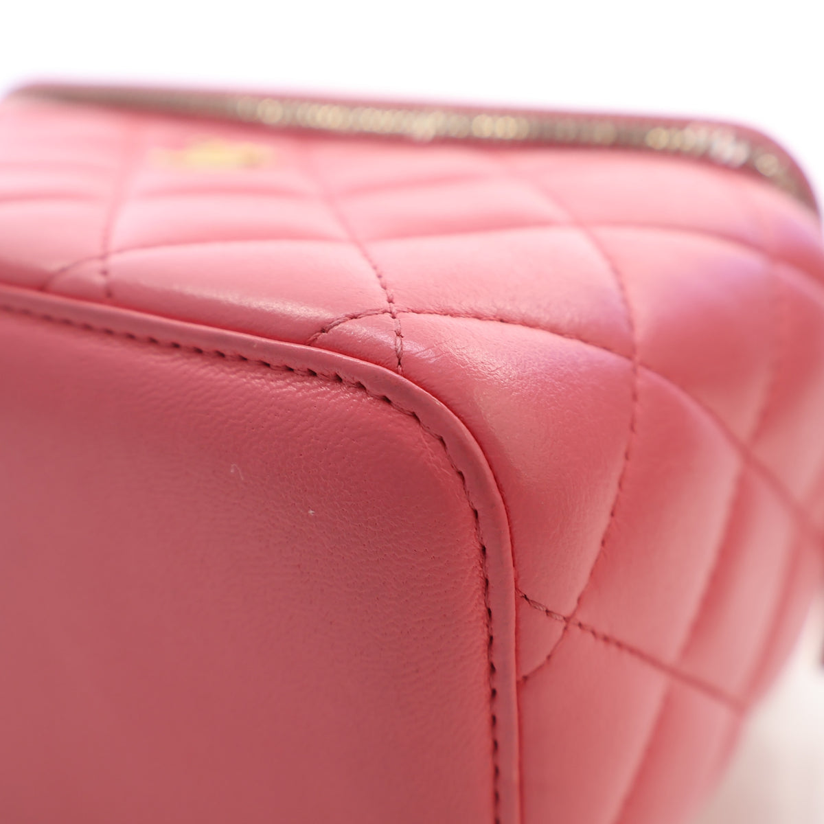 Pre-Owned Chanel Vanity Small Lambskin Pearl Crush Bag, corner detail