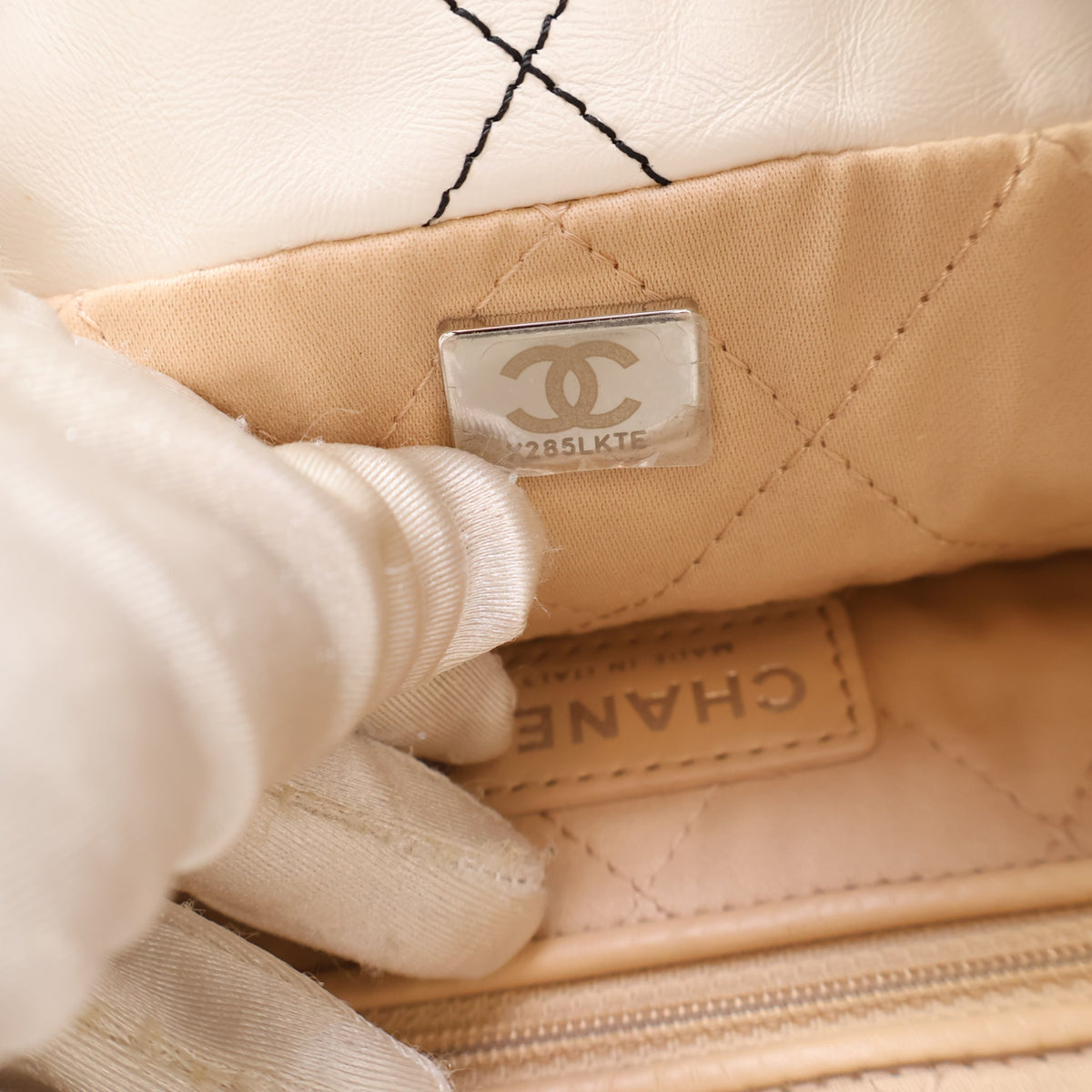 Pre-Owned Chanel 22 Hobo Medium Shiny Calfskin, logo detail