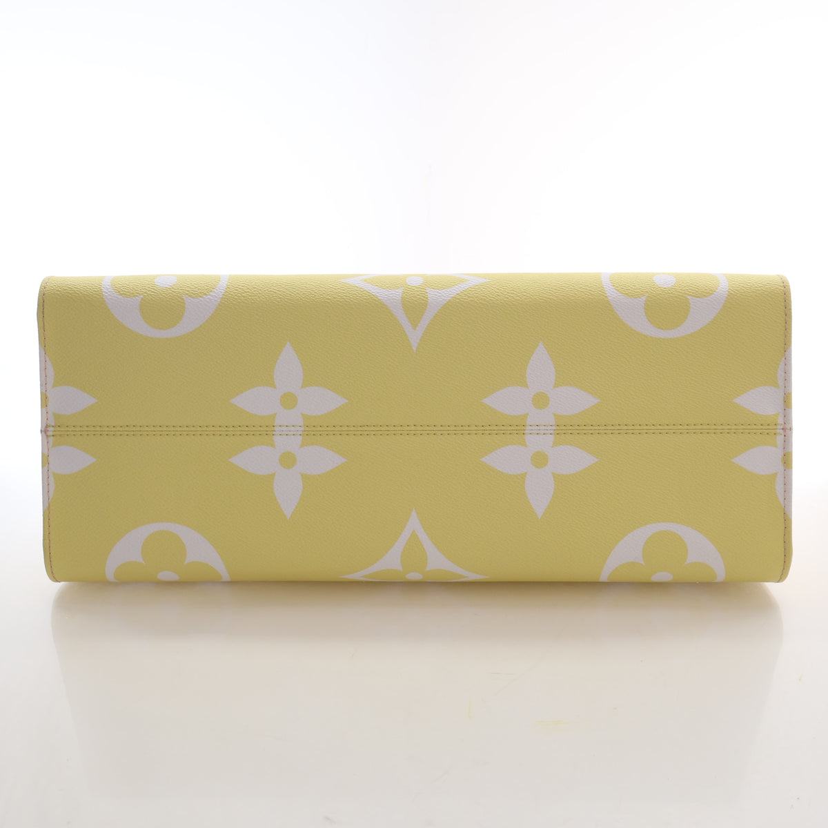 Pre-Owned Louis Vuitton Onthego GM Monogram Giant By The Pool, base and feet view, photo 9 of 18