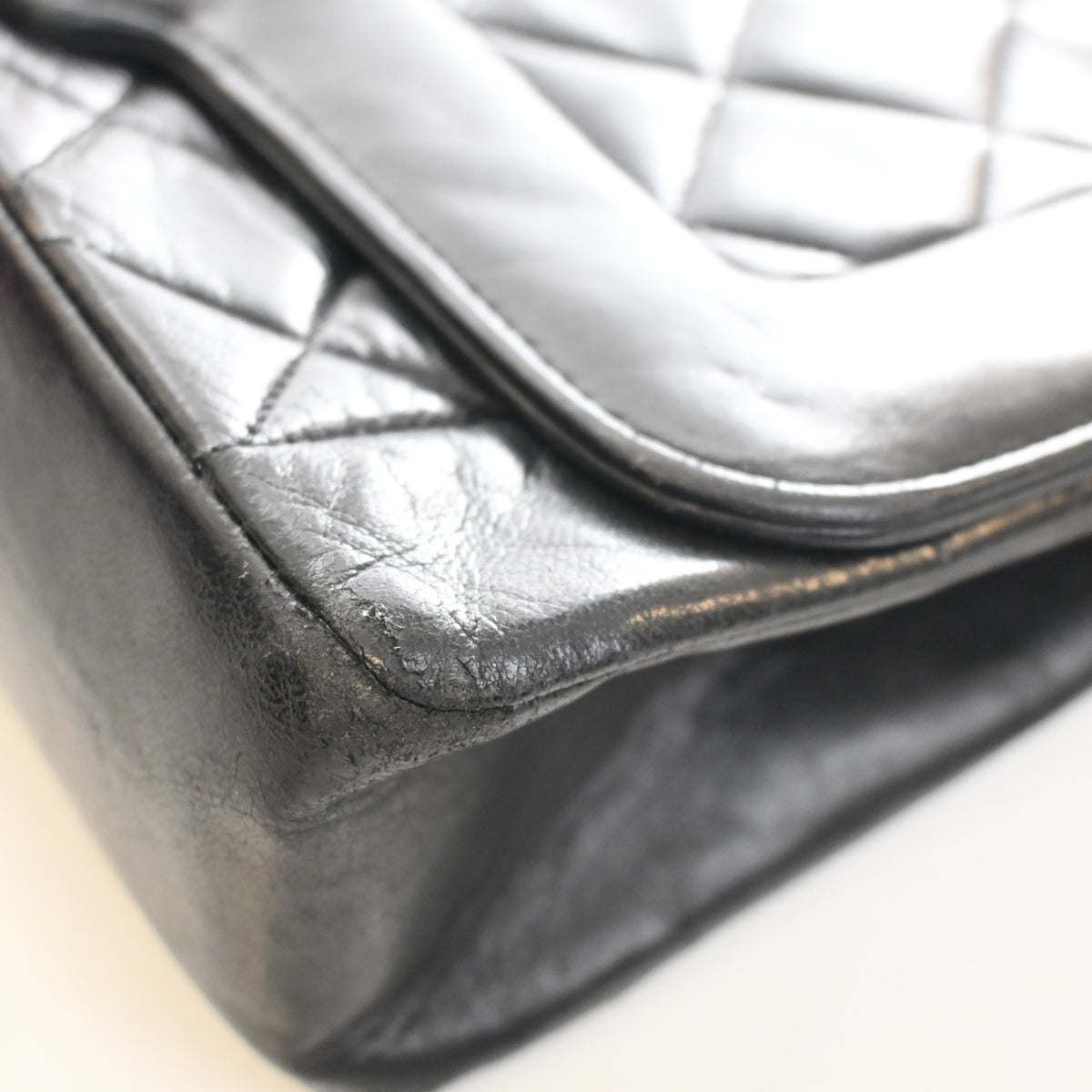 Vintage Chanel Flap Bag Lambskin Diana, corner detail