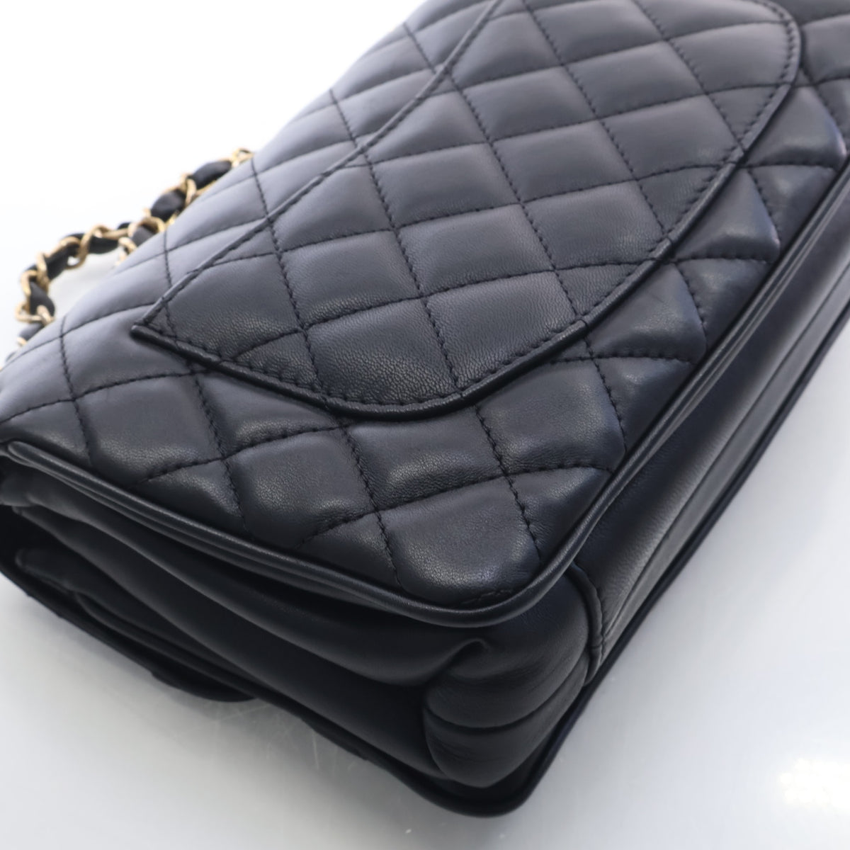 Pre-Owned Chanel Flap Bag Medium Calfskin CC, side profile, photo 12 of 18