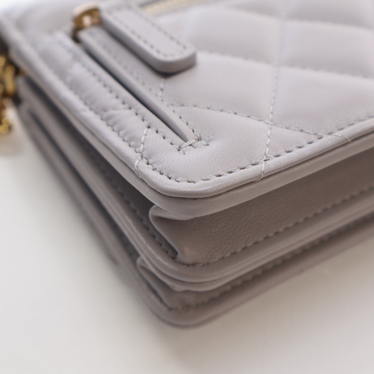 Pre-Owned Chanel Wallet Mini Lambskin Gem On Cain, corner and edge detail