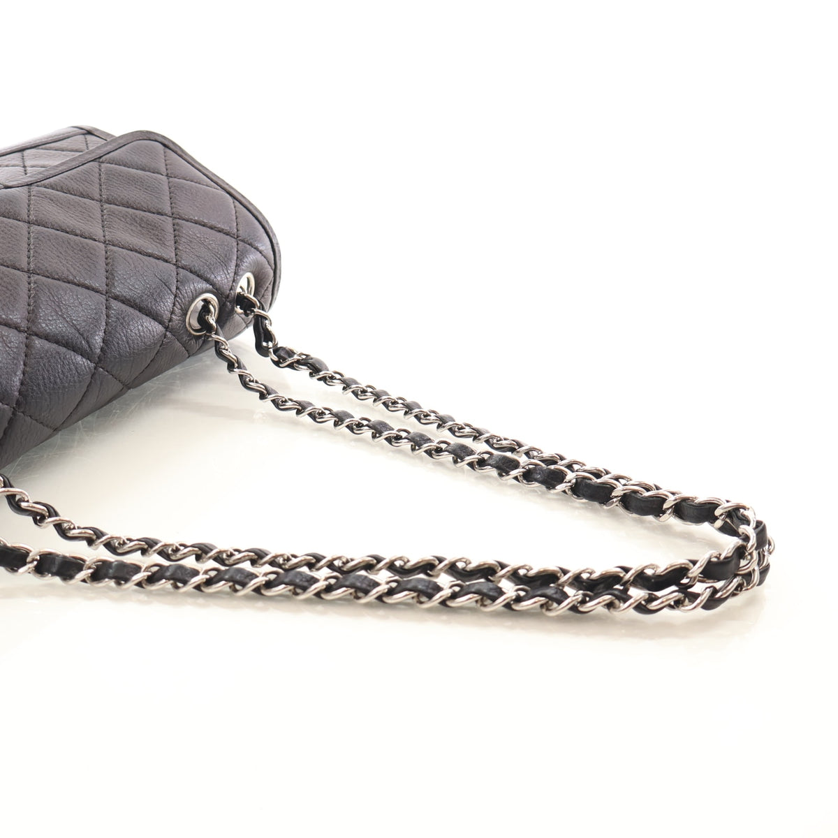 Pre-Owned Chanel Flap Bag Medium Aged Calfskin CC, strap and chain detail