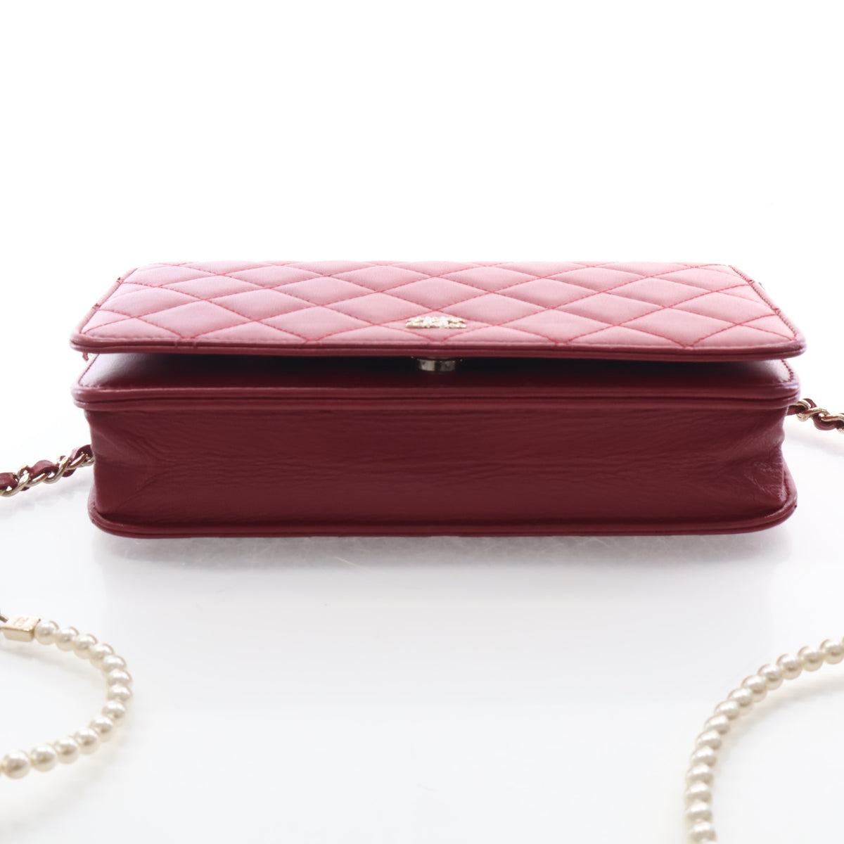 Pre-Owned Chanel Wallet On Chain Lambskin Pearl, side profile