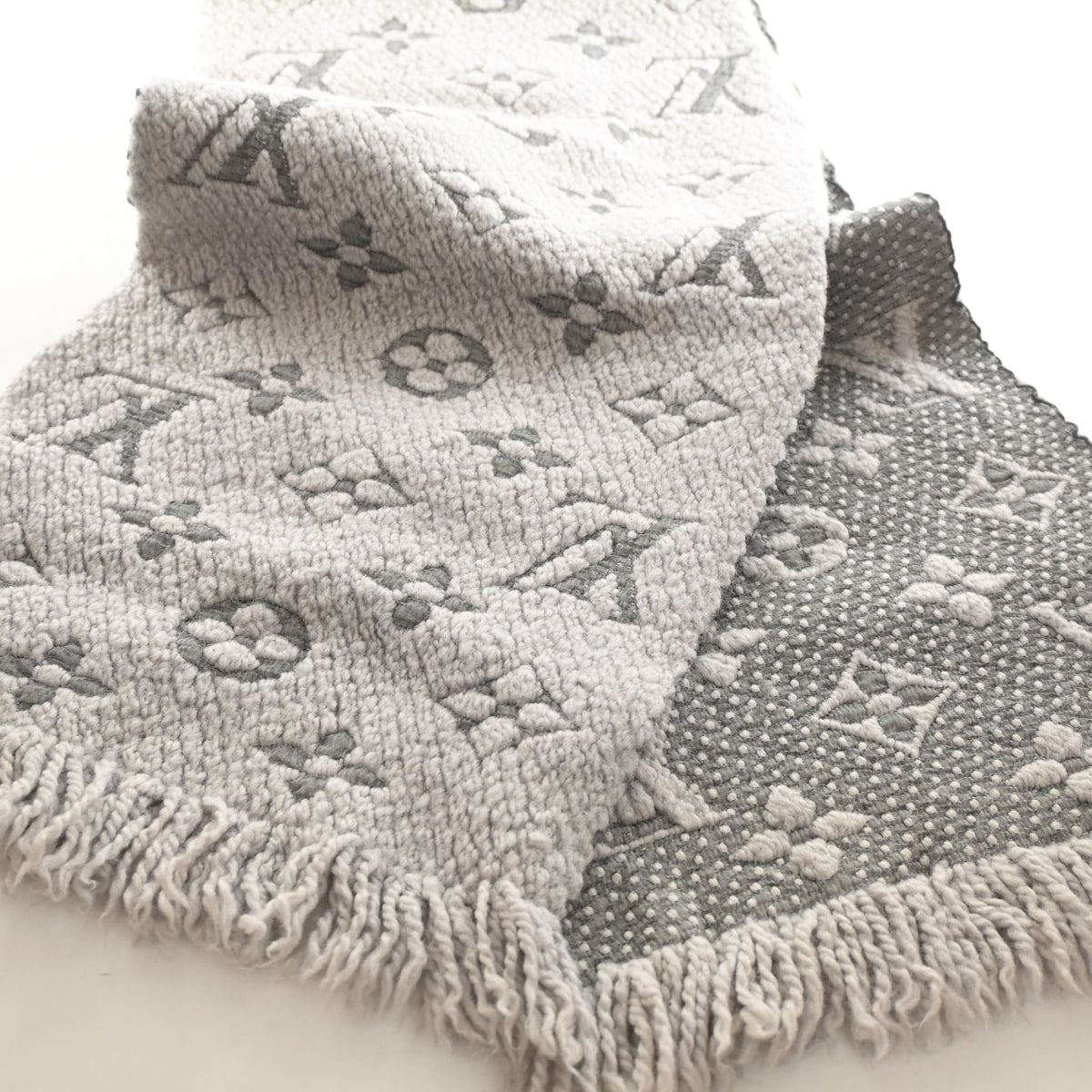 Louis Vuitton Logomania Scarf, photo 6 of 6